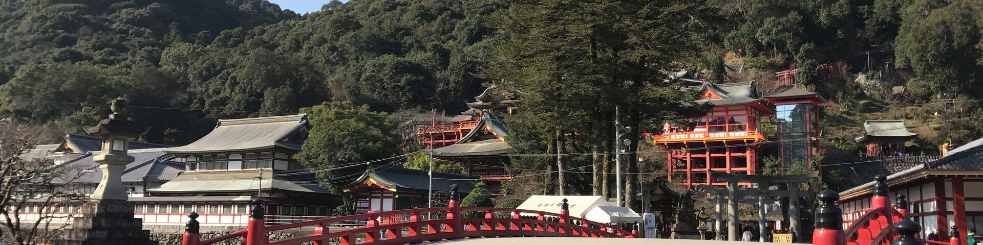 祐徳稲荷神社の神橋と社殿の遠景