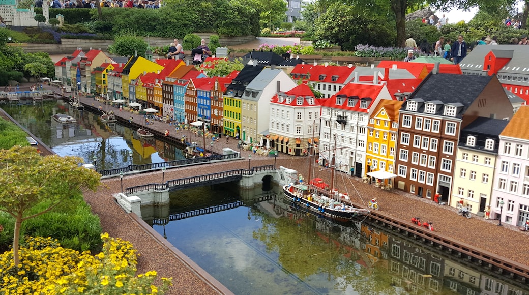A replica of Nyhavn at Legoland ! Picture doesn't do justice to the mind-blowing details captured to recreate one of my favorite places in Copenhagen.
#nyhavn #denmark #legoland