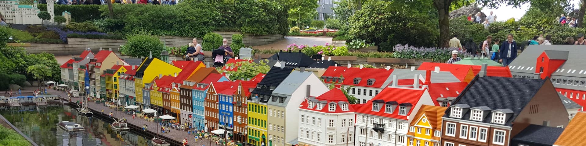 A replica of Nyhavn at Legoland ! Picture doesn't do justice to the mind-blowing details captured to recreate one of my favorite places in Copenhagen.
#nyhavn #denmark #legoland