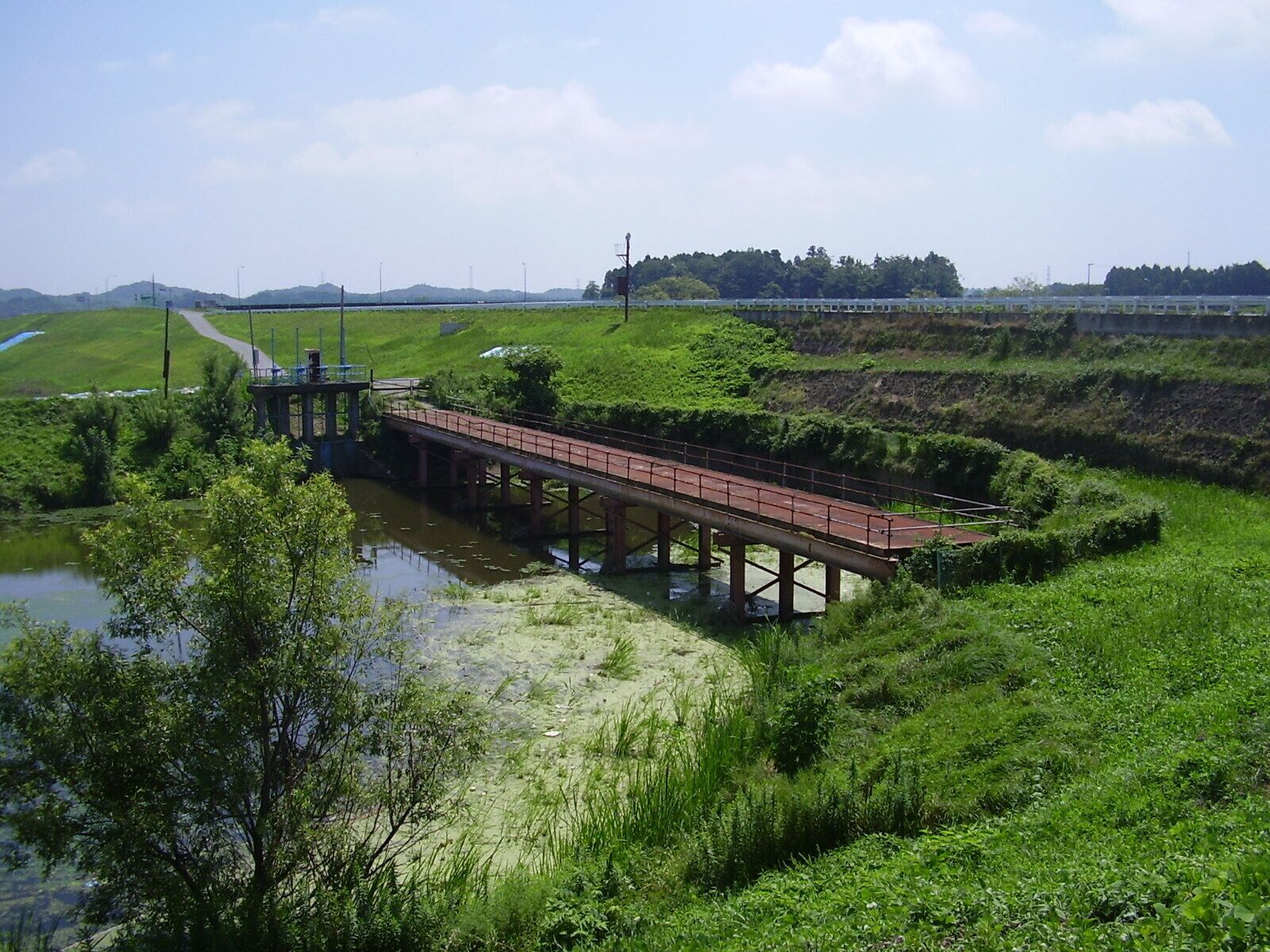 宮城県宮城郡松島町幡谷にある吉田川サイフォンの入口の写真。撮影日 2011-08-09