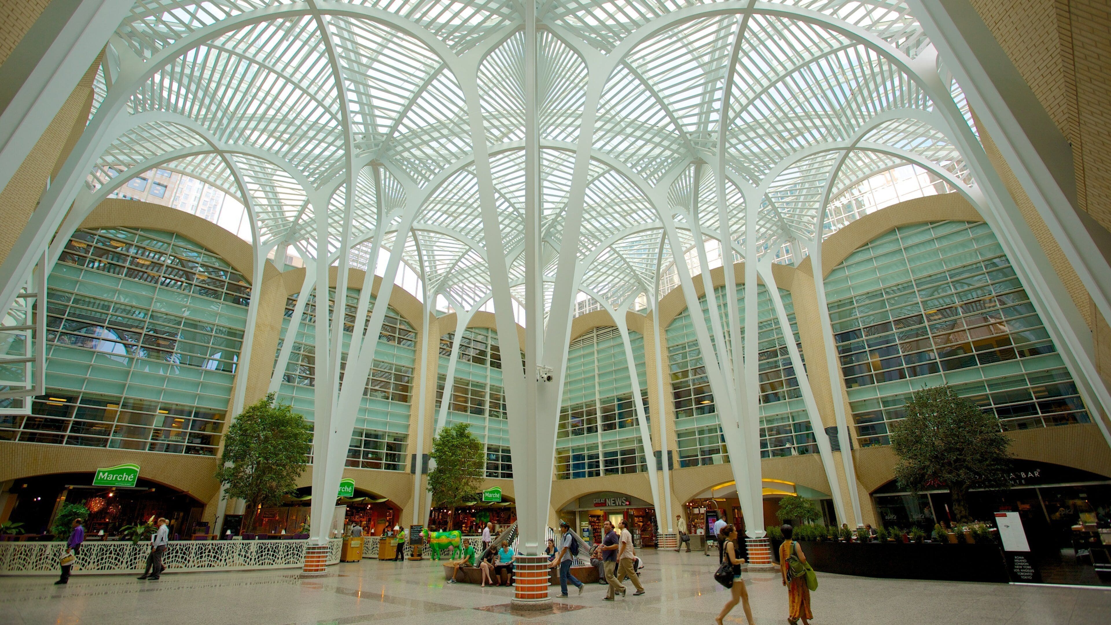 Centre commercial souterrain PATH montrant vues intérieures, architecture moderne et ville