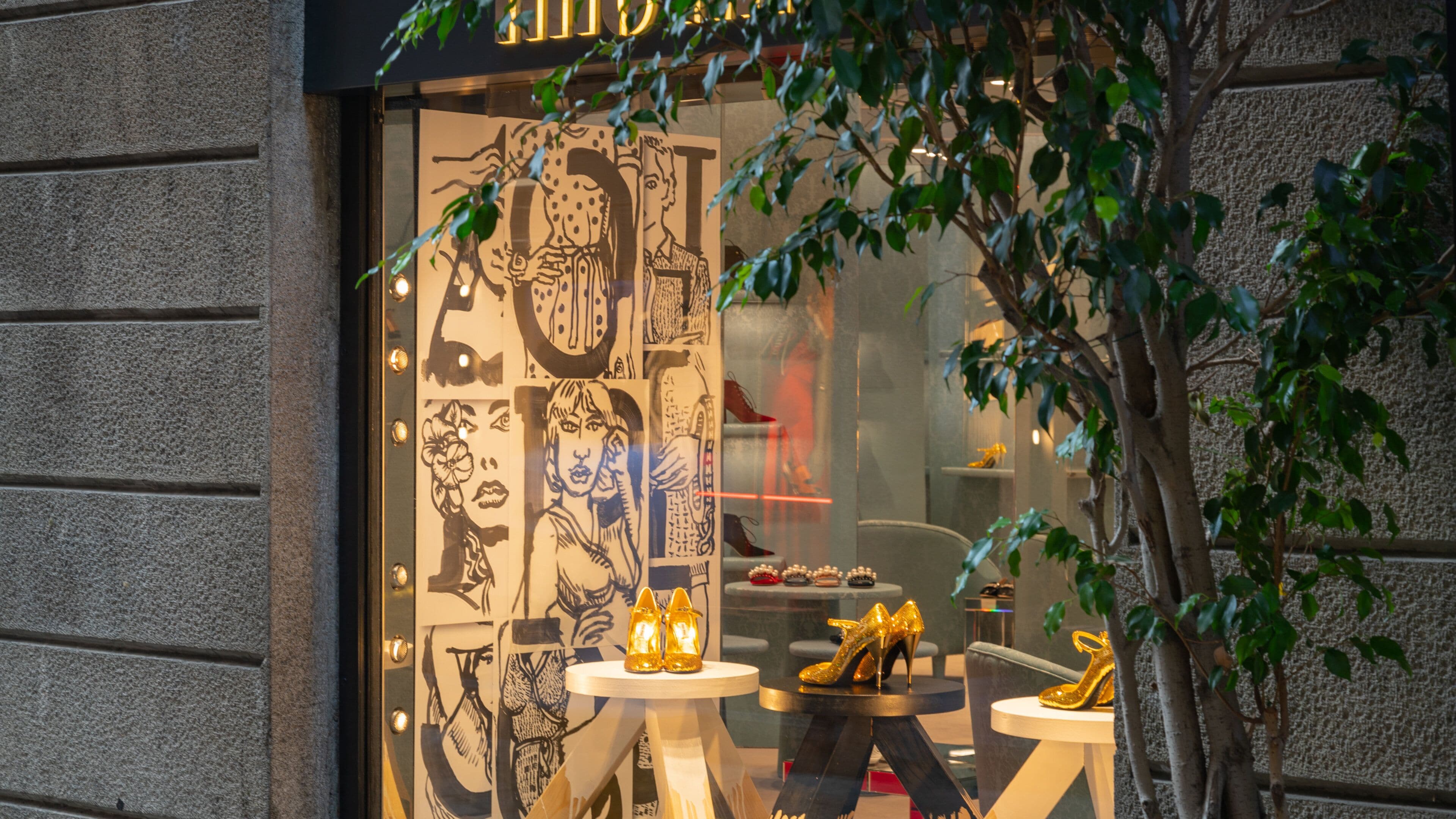 Via Montenapoleone Fashion District showing shopping