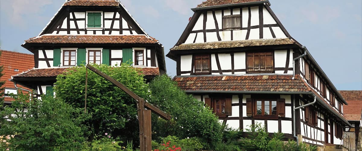 Deux maisons traditionnelles datant de la fin du XVIIIè siècle Hunspach fait partie des plus beaux villages de France pour son caractère authentique et l'entretien dont le village fait l'objet de la part de ses habitants. Les maisons à colombages à murs blancs, peints à la chaux, aux toits à pans coupés et aux tuiles plates au bout arrondi en "queue de castor" y sont encore très nombreuses. Les cours de ferme sont restaurées dans la tradition. On peut voir également quelques maisons avec des vitres bombées qui étaient utilisées à l'époque baroque. C'est un village de tradition protestante calviniste dont l'église a été rénovée il y a quelques années. Des visites du village sont proposées par des érudits locaux. Le site des gites ruraux d'Hunspach www.maison-ungerer.com/menu14/index-fr.htm
Hunspach sur le site des plus beaux villages de France www.les-plus-beaux-villages-de-france.org/fr/hunspach-0