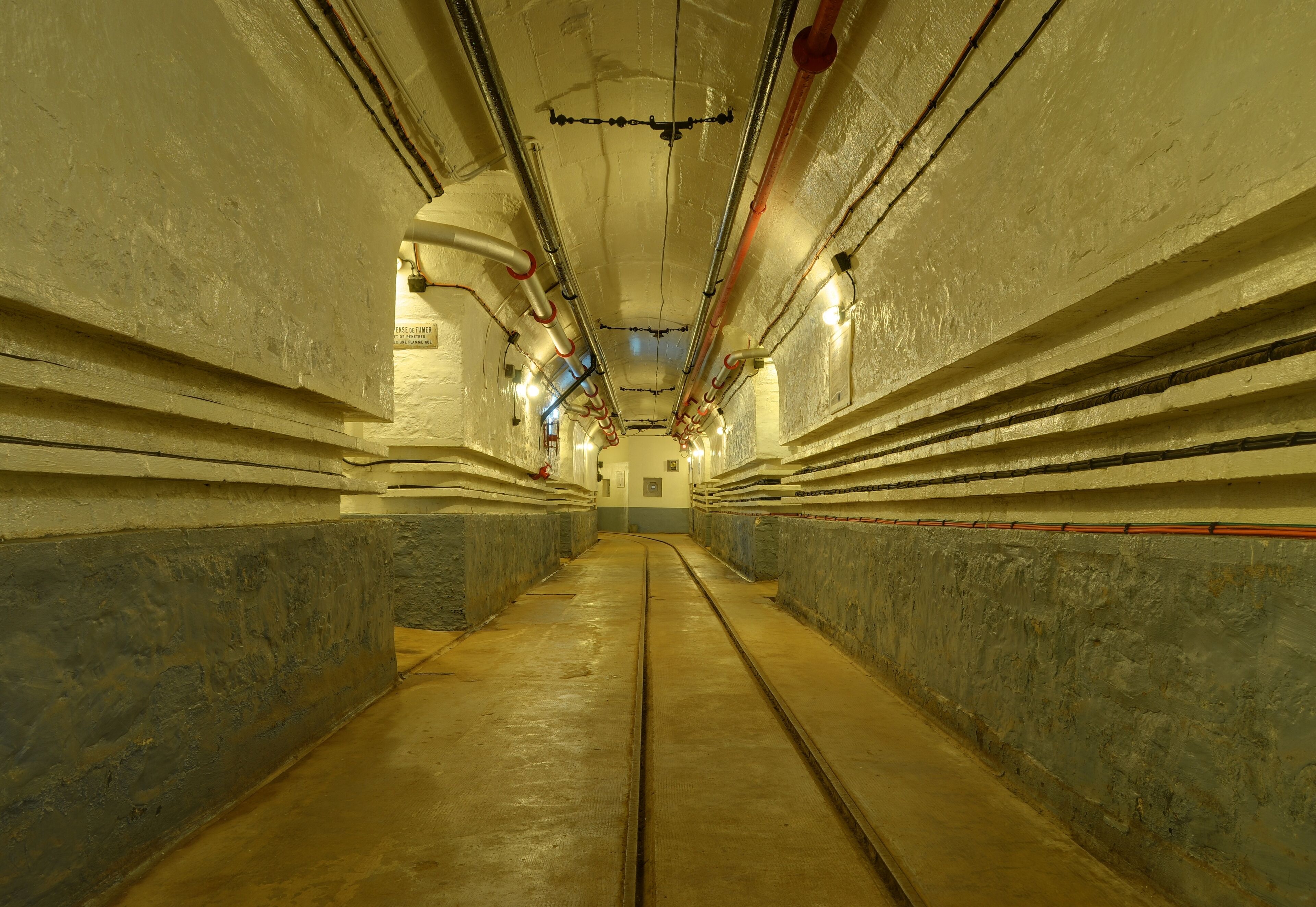 This file was uploaded with Commonist. -30 mètres sous terre. Au fond de la galerie, un fusil-mitrailleur pouvait tirer en enfilade dans tout ce tronçon de galerie. (HDR).