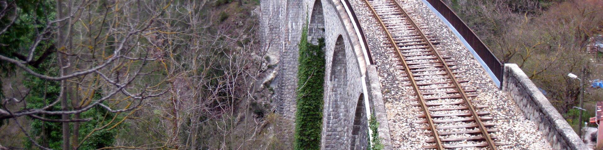 En liten bekkedal skal stopper ikke toget.