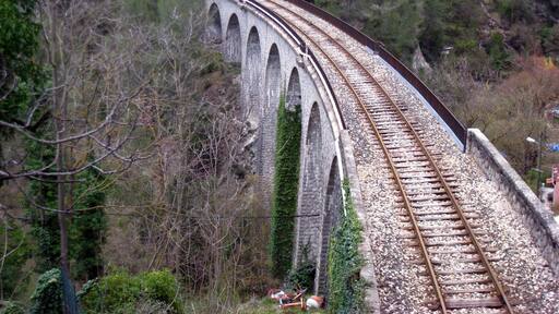 En liten bekkedal skal stopper ikke toget.
