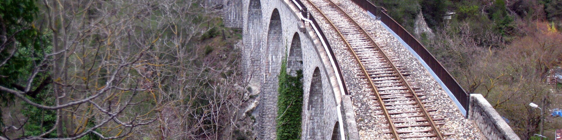 En liten bekkedal skal stopper ikke toget.