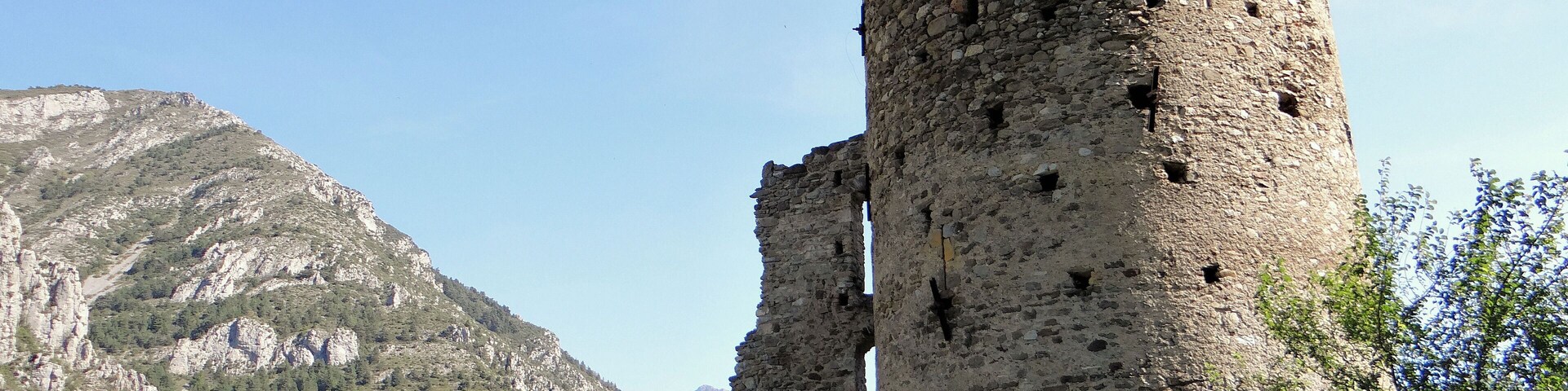Chùteau des Seigneurs de la Brigue - La tour et le cÎté ouest
