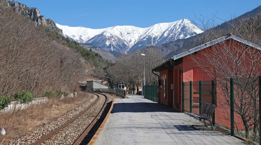 Vue orientée nord dans la gare de La Brigue.