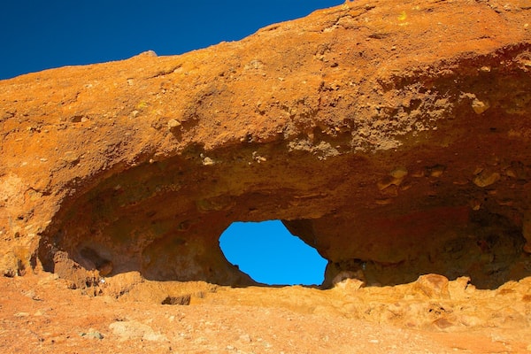 Agujero en la Roca mostrando vistas al desierto