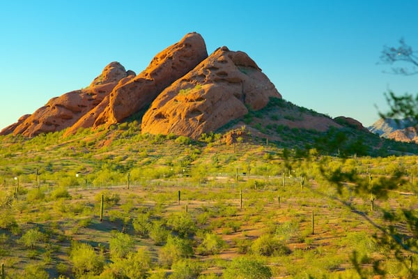 Hole in the Rock showing desert views and mountains