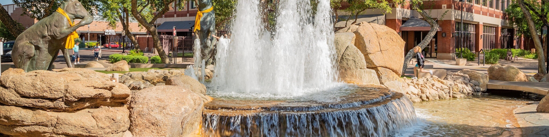 Mill Avenue District showing a fountain