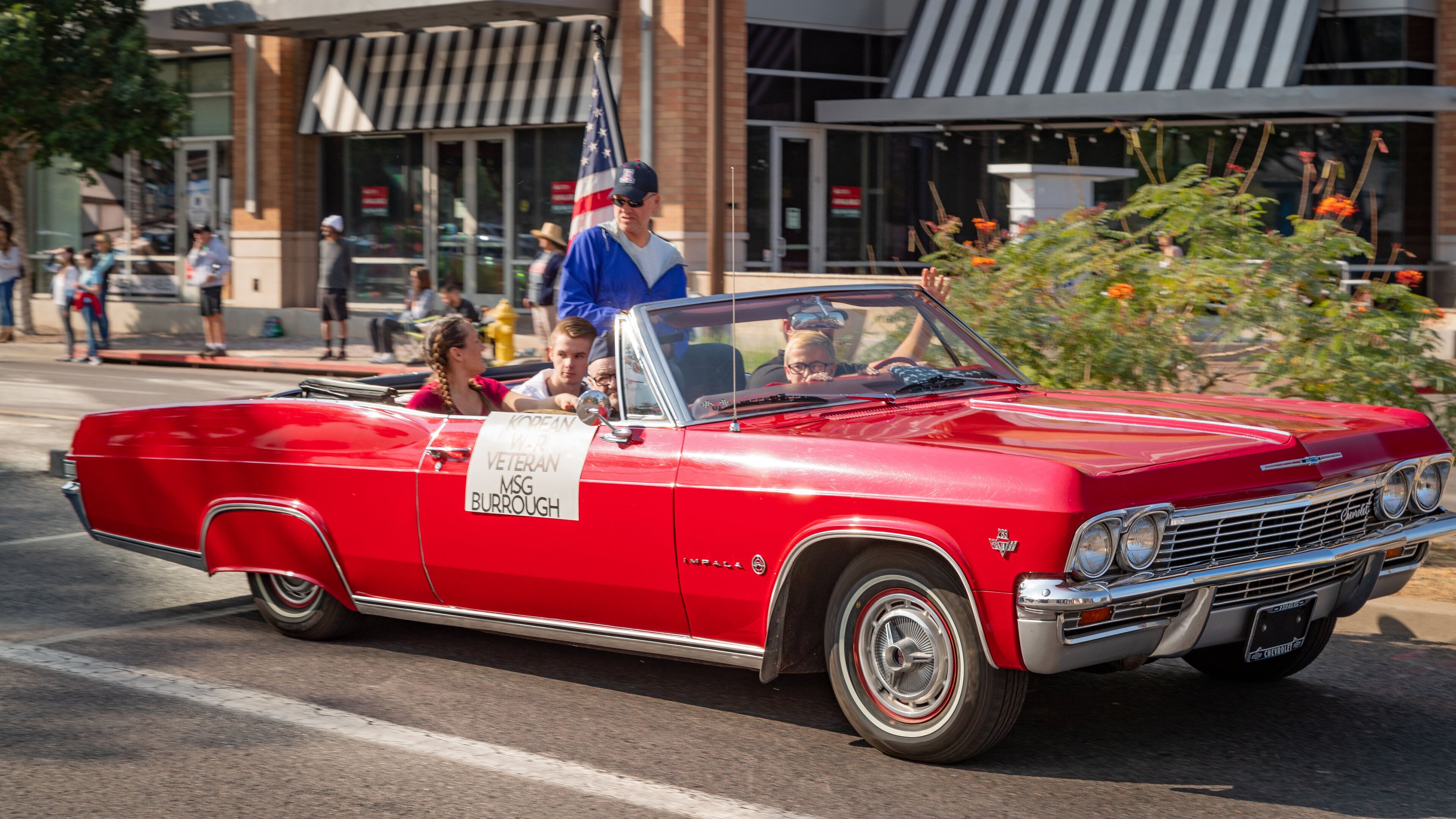 Mill Avenue District showing heritage elements and street scenes as well as a small group of people