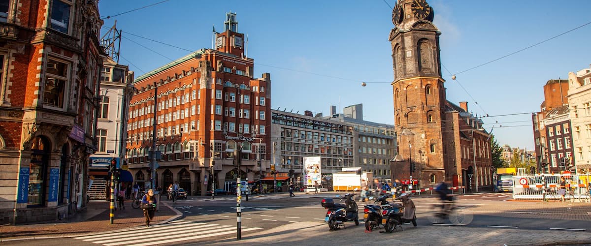Muntplein mettant en vedette monument, patrimoine architectural et ville