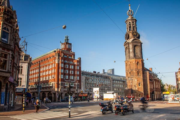 Muntplein showing a city, a monument and heritage architecture