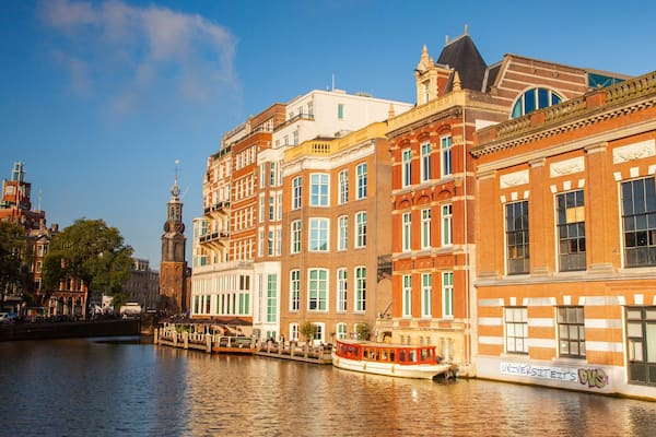 Muntplein das einen historische Architektur, Haus und Bootfahren