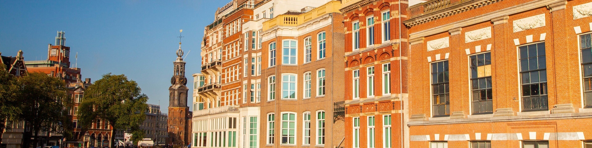 Muntplein mostrando un río o arroyo, embarcaciones y arquitectura patrimonial