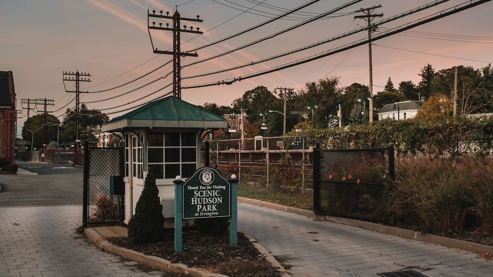 A park entrance sign for Scenic Hudson Park at Irvington.