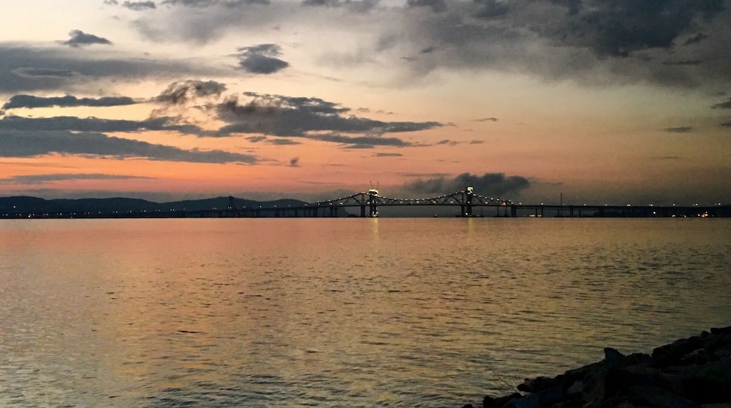 This beautiful park is alongside the Hudson River in the beautiful city of Irvington. The park is beautiful and has many amenities like Playground Unit,
Shuffle Board Courts
Horse Shoe Pits,
Bocce Court
Volleyball Net
Spray Pool
Picnic Tables and
Barbecue Pits. The park benches give you scenic views of glorious sunsets and the Tapan Zee bridge in the distance.