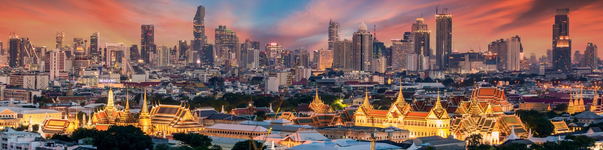 Un paysage urbain avec des gratte-ciel modernes et des temples à l’architecture traditionnelle.