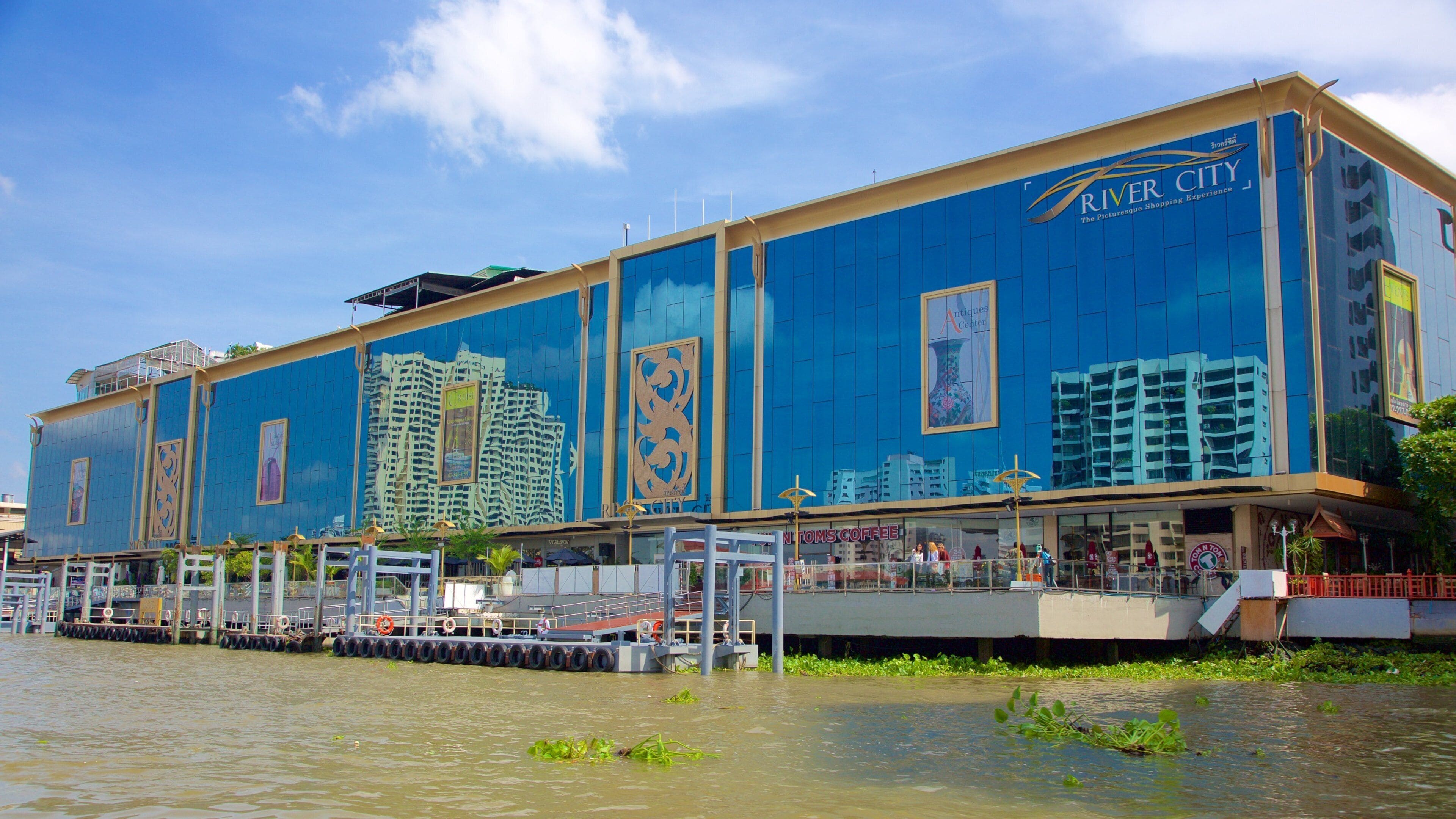 Bangkok mettant en vedette baie ou port, rivière ou ruisseau et architecture moderne