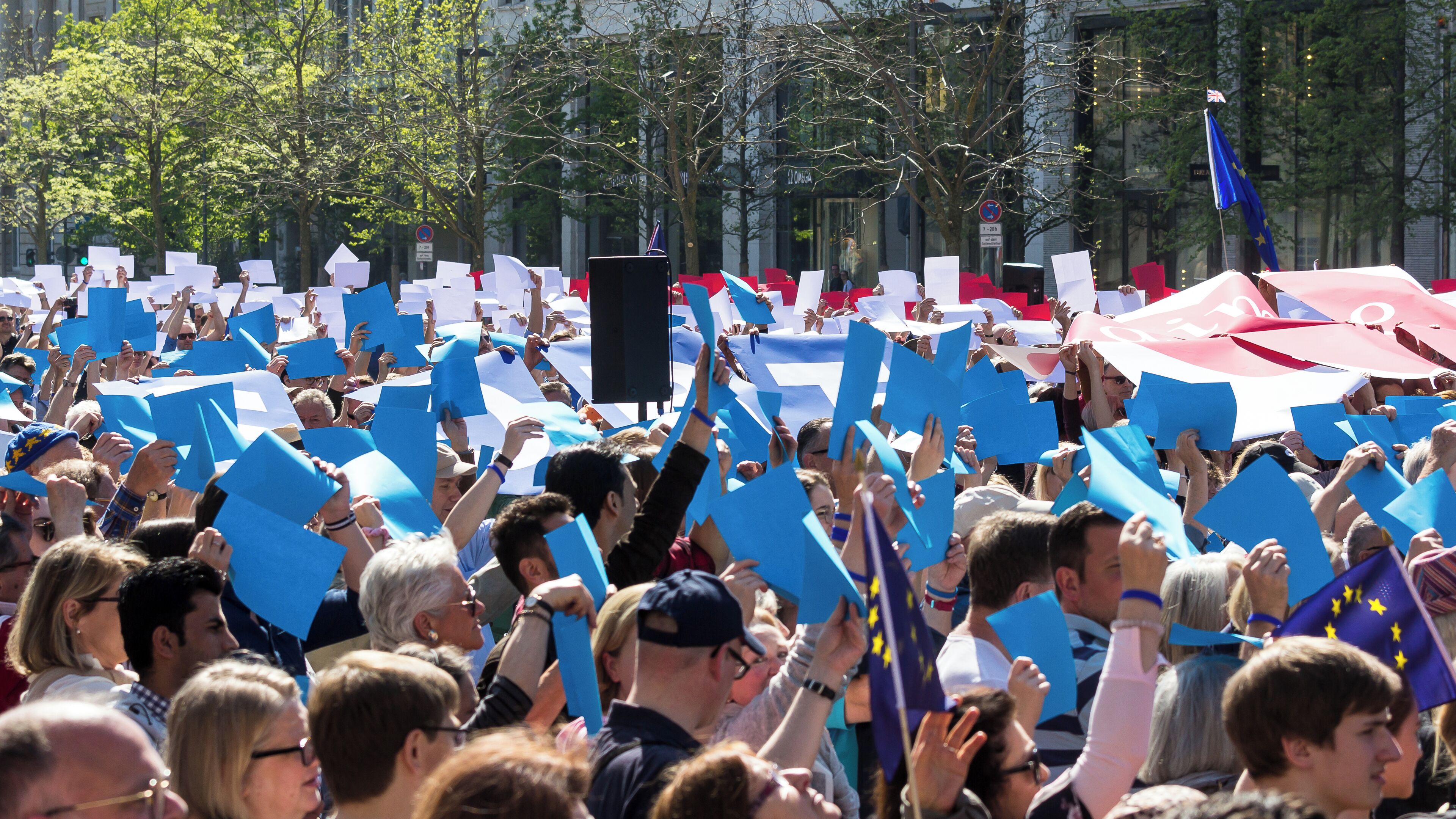 Pulse of Europe auf dem Goetheplatz in Frankfurt am Main Foto: Teilnehmer der Demonstation bilden mit Zetteln in den Farben Blau-Weiß-Rot die französische Flagge (Trikolore)