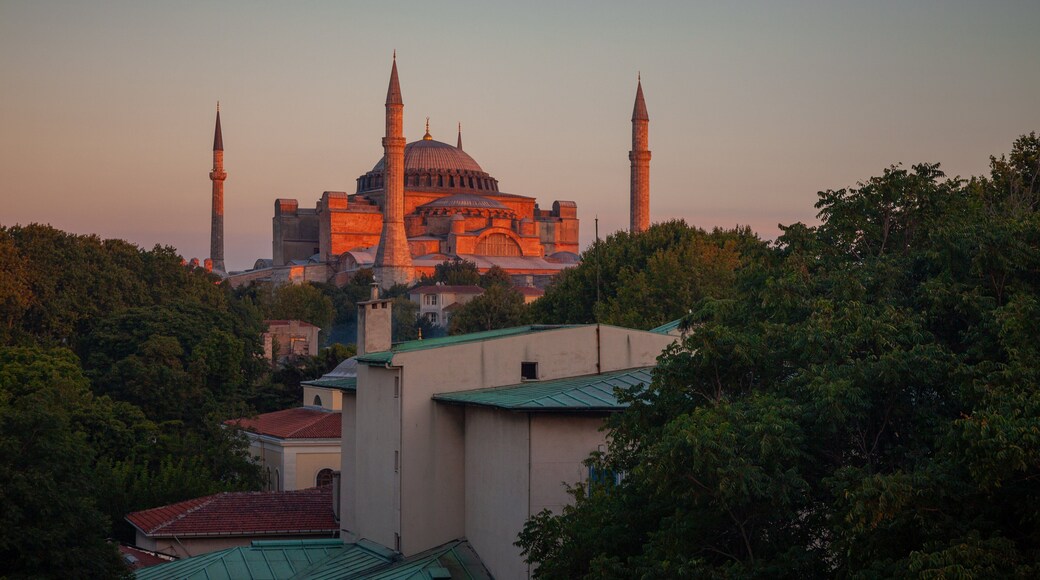 Basilica di Santa Sofia mostrando architettura d\'epoca, chiesa o cattedrale e città
