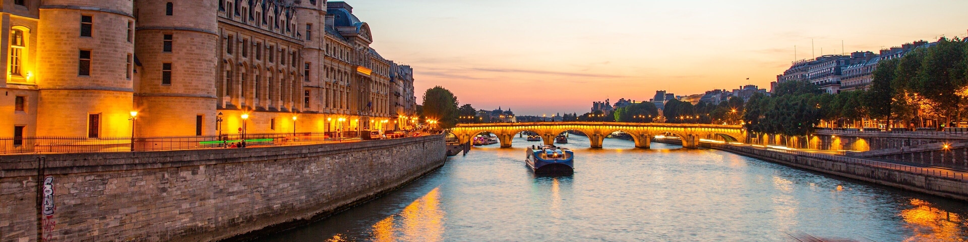 Pont Neuf ofreciendo arquitectura patrimonial, castillo o palacio y un río o arroyo