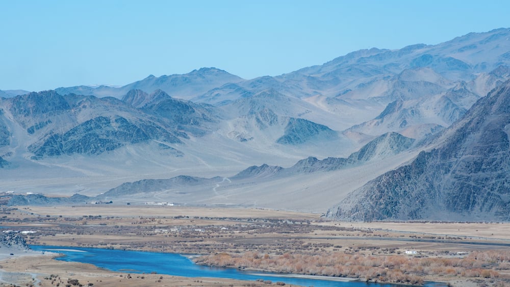 Scenery that one comes across while heading to the location of 'Golden Eagle' Festival - a very commercial and unauthentic event, in my opinion. However, the sights are fantastic!
#GreatOutdoors
P.S. The issues faced when trying to get my Mongolian visa--
https://bit.ly/33WU9SD