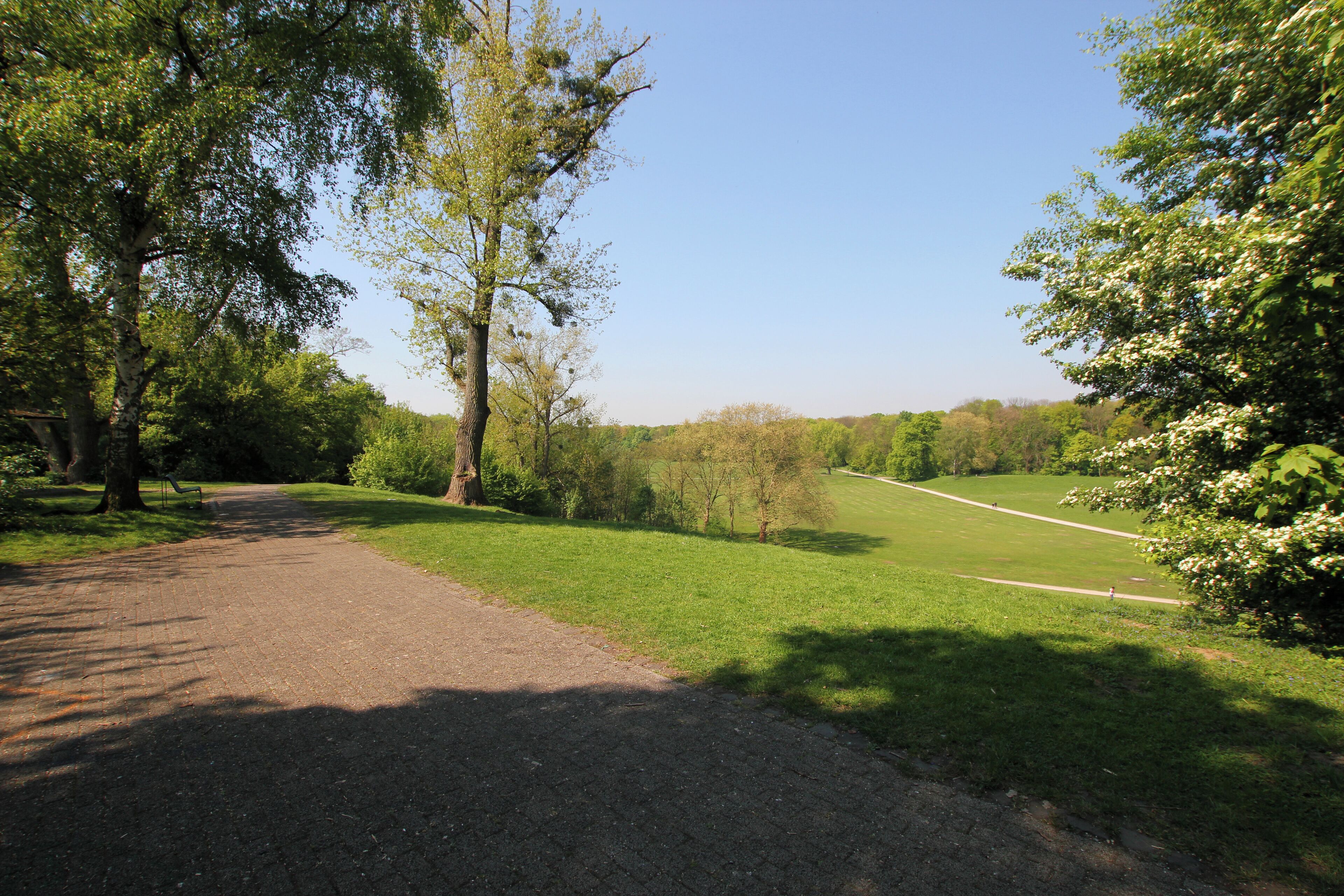 Beethovenpark Köln-Sülz, Blick von einer Anhöhe (Trümmerschutt) nach Osten