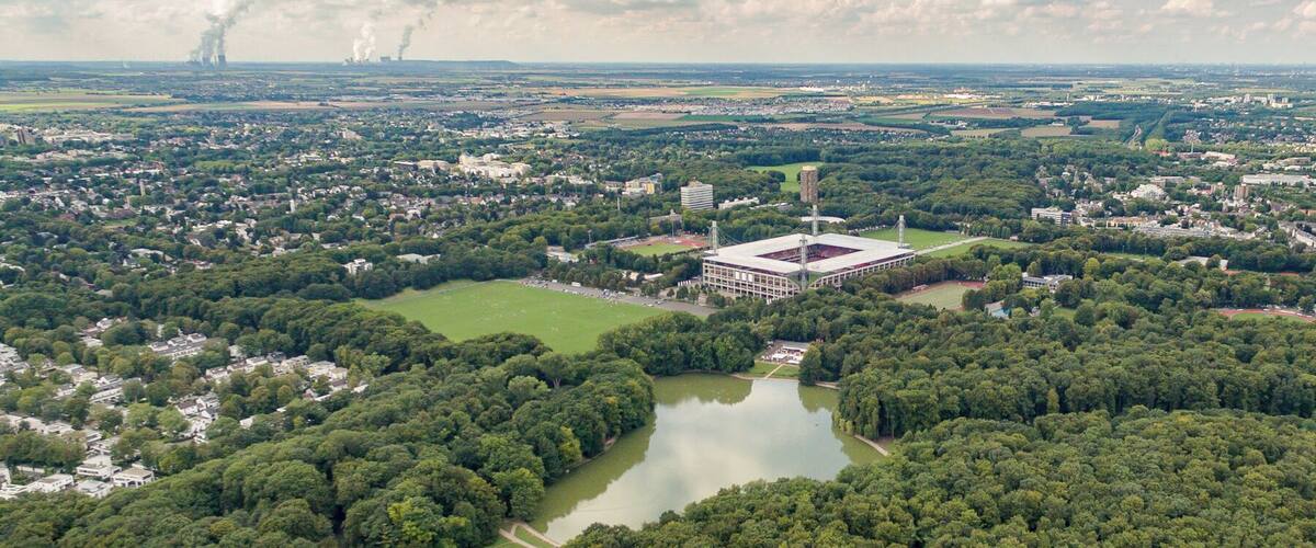 Der Stadtwald ist ein Erholungsgebiet in Köln. Durch den angelegten Park führt eine angesagte Laufstrecke.