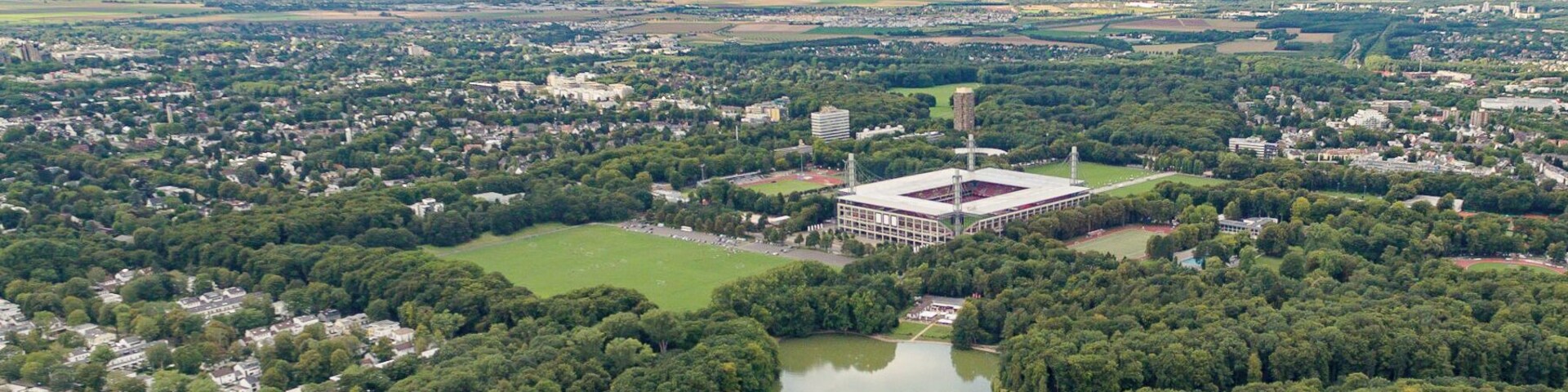 Der Stadtwald ist ein Erholungsgebiet in Köln. Durch den angelegten Park führt eine angesagte Laufstrecke.
