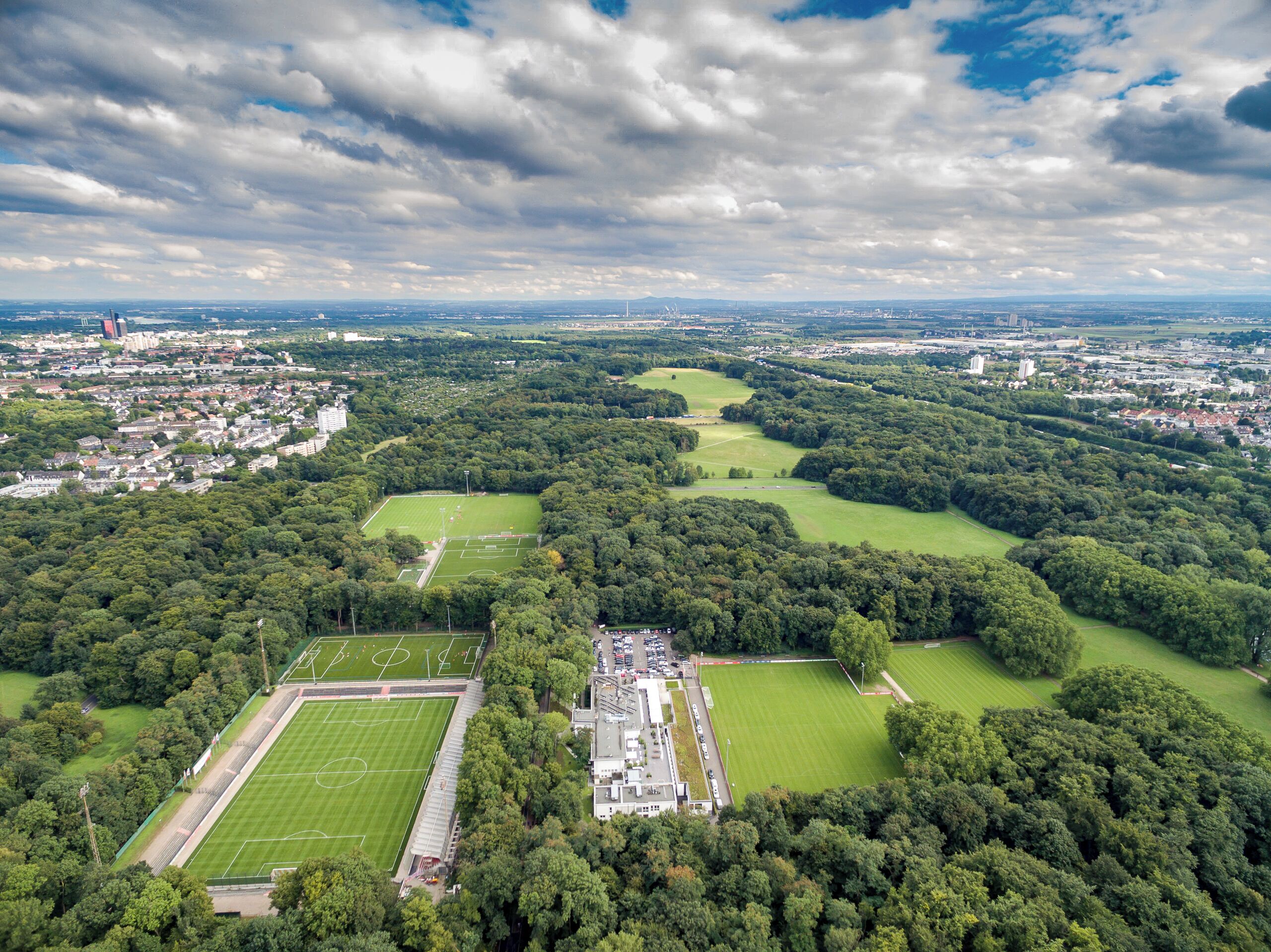 Der Stadtwald ist ein Erholungsgebiet in Köln. Durch den angelegten Park führt eine angesagte Laufstrecke.