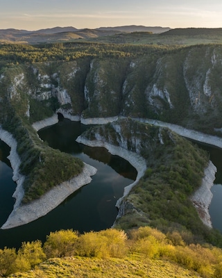 The meanders of the Uvac River are the highlight of the Uvac Nature Reserve and for us the end of an awesome hike which started right in front of our little guesthouse in the middle of nature. The reserve also compromises a 6km long cave-system, which can be explored by boat.
#Serbia #Uvac #Nature #Hiking #Outdoor #Nationalpark