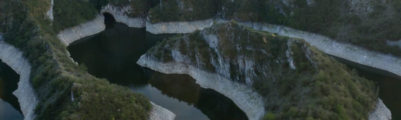 The meanders of the Uvac River are the highlight of the Uvac Nature Reserve and for us the end of an awesome hike which started right in front of our little guesthouse in the middle of nature. The reserve also compromises a 6km long cave-system, which can be explored by boat.
#Serbia #Uvac #Nature #Hiking #Outdoor #Nationalpark