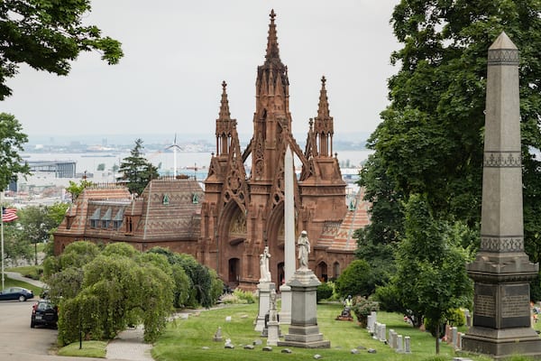 Green-Wood Cemetery showing a church or cathedral, heritage architecture and a cemetery