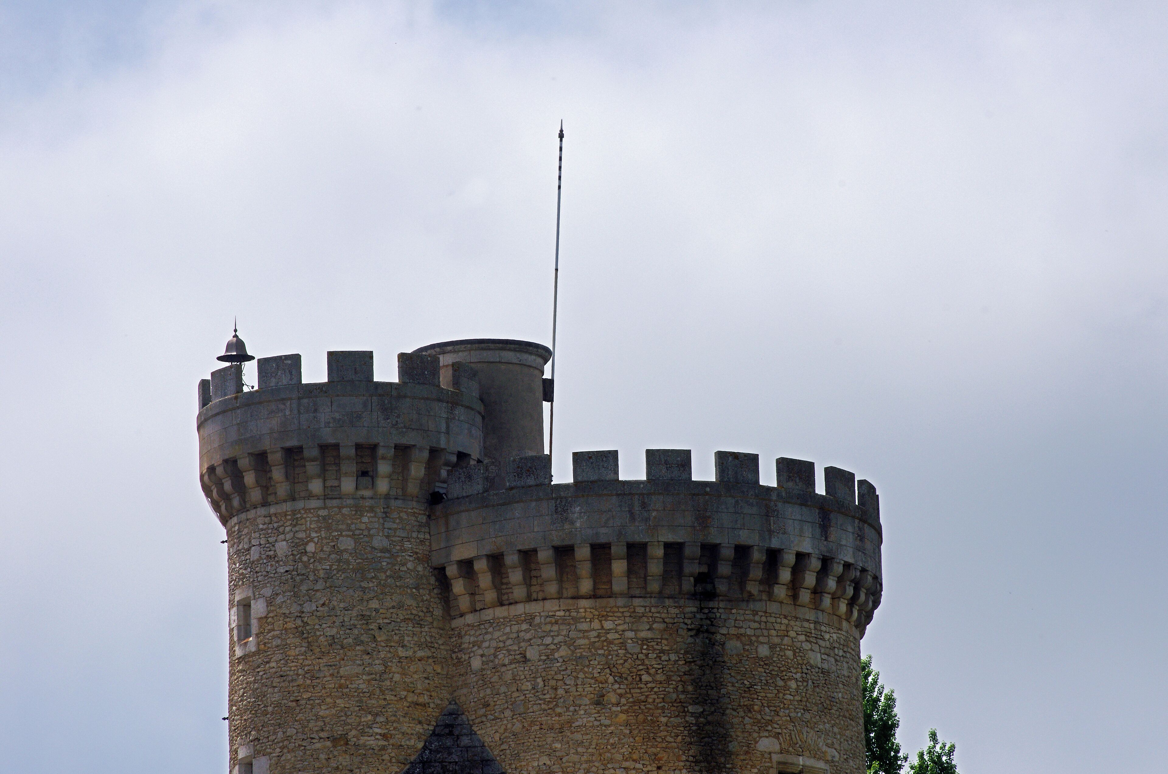 Le Pont-Chrétien-Chabenet (Indre). Château de Chabenet. L'imposant château de Chabenet domine la vallée de la Bouzanne. Le château de Chabenet est un lieu de mémoire du protestantisme en Berry. Le château a été construit pour Josselin Du Bois*, chambellan de Louis XI et seigneur de Montmorillon durant la deuxième partie du 15ème siècle. Dès 1463, Josselin du Bois est mentionné comme seigneur de Chabenet; la construction du château fut achevée vers 1471. Il jouera un rôle important dans les luttes qui opposèrent Louis XI aux grands féodaux: les Armagnac, dont le duc de Nemours et les Bourbons.
 Vers1480, le château est alors entouré de fossés larges de 8 toises (15,50 m). Il comprenait alors 14 tours et un donjon. Josselin du Bois aura une dizaine d'enfant de trois unions dont François, issu de la troisième, seigneur de Chabenet (décédé vers 1530), qui épousa Jeanne Brachet. Son fils, Jean du Bois dit "le Rouge"*, dissipa la fortune familiale et fut fréquemment emprisonné; notamment à la conciergerie du Palais. En 1544, Jean Du Bois,"le rouge", petit fils de Josselin, enlève la fille du procureur des causes royales de Poitiers. Il est condamné à mort et se réfugie chez Aubert de Montjohan qui le cache. Profitant de la situation celui-ci acquiert le château. Jean du Bois, "le Rouge", céda donc le château en 1544 à Aubert de Montjohan. La fille d'Aubert de Montjohan, Catherine, deuxième épouse du huguenot Jean de Pons, seigneur de Plassac, cousin d'Henri IV, chambellan et conseiller d'Etat du roi de Navarre, l'apporta ainsi à son mari. Le mobilier de la chapelle et le contenu de la bibliothèque laissent supposer qu'Aubert de Montjohan était déjà acquis aux idées de la Réforme. Cette lignée se poursuivit par Anne de Pons qui se maria trois fois et apporta successivement ses biens berrichons et Chabenet à ses trois époux, tous des Pierrebuffière. Le dernier de ses enfants, Charles de Pierrebuffière, proche de Gaston d'Orléans, mourra huguenot. Son arrière-petit-fils, Charles-Benjamin de Pierrebuffière, abjurera le protestantisme en 1685 à l'âge de 12 ans mais sa mère Catherine de Couraud, déjà veuve, maintiendra la foi protestante au château de Chabenet jusqu'à sa mort en 1735. Pendant les guerres de religion, il appartient à la maison protestante Pierre de Buffiere. Ce château reste propriété protestante de 1585 à 1735. Pris par la Ligue, puis reconquis par Henri de Navarre, le château de Chabenet fut étroitement associé à l'histoire du protestantisme berrichon de la région d'Argenton- sur-Creuse, place de sûreté accordée aux protestants par l'Edit de Nantes. Cette place se rendit au Roi en 1620 et, l'exercice public du culte y ayant été supprimé, Chabenet accueillit dorénavant les fidèles des environs. En 1635,ses défenses furent partiellement démantelées par Richelieu à la suite de l'Edit d'Alès*, mais plusieurs de ses tours, dont le donjon, gardent encore leurs charpentes d'origine, L'histoire protestante du château se clôturera en 1735 avec l'abjuration de la dame de Chabenet, Catherine de Couraud, obtenue sur son lit de mort à l'âge de 94 ans. Par la suite, et au travers de filiations féminines, Chabenet passera au marquis d'Asnières, au comte de Poix* puis à Joséphine de Boisé de Courcenay, décédée en 1924, dernière propriétaire descendant d'Aubert de Montjohan. Vendu comme bien d’émigré en 1793, il est racheté en 1803 par la famille de Poix. Louis Thomas Benjamin Comte de Poix le fait restaurer en 1850 puis le lègue à sa filleule Joséphine de Boisé. Ce domaine de près de 2 000 hectares qui va de Chabenet à la Rocherolles est acheté par M. Leclerc (charcutier), puis, en 1940 par M. Willeme* (industriel). M. Billon (Années 1970 : enduction plastique), M. Marek (années 1980 : école de langues) qui le restaura, M. Petrau (années 1990 : produits paramédicaux) et enfin Hapymag (années 2000 : séjours de vacances Le bruit a couru, en 1996, que Michael Jackson aurait racheté le château de Chabenet, il semble que ce fut un canular. Quoi qu'il en soit, le château est actuellement propriété de la société de loisirs et vacances Hapimag. Hapimag est une société par actions dont les actionnaires ne reçoivent pas de dividendes, mais un droit de jouissance des propriétés. Josselin du Bois fut un fidèle du roi Louis XI qui avait apprécié ses services pendant son exil en Brabant. Après son accession au trône, en 1461, il le nomma capitaine de Montmorillon, maréchal de ses logis et bailli des Montagnes d'Auvergne et lui fit très autoritairement épouser en deuxièmes noces Anne Asse, de riche et noble lignée. Josselin du Bois était alors veuf d'une première union sans doute non noble. Après la mort de Louis XI et celle d'Anne Asse, Josselin du Bois se remariera en 1486 avec Marguerite de Pérusse des Cars, veuve descendant d'une très ancienne lignée. Il décédera en 1498. Jean du Bois dit "le Rouge" aurait été surnommé le Rouge à cause d'un manteau rouge qu'il portait : "XXIII. Et en l'an auparavant, le Seigneur de Pringe, Aubert de Montjehan, sieur dudit Langon, bailla ledit Langon en échange à un gentilhomme du Berry, nommé Jean Dubois, dit le Rouge, à cause d'un manteau rouge qu'il portoit. Les autres l'appeloient de Chabenet, et lequel lieu de Chabenet demeura en contre-échange audit Sieur de Pringe. Et durant que ledit Dubois étoit Seigneur dudit Langon, lui et ledit François Suzenet, Seigneur du Bois-Lambert, firent échange. C'est pourquoi tout le droit du grand four demeura audit Dubois et tout le droit de terragerie demeura audit Suzenet et trois septiers et demi qu'il bailloit annuellement au Seigneur de Langon. Et lequel Seigneur de Langon nommé Jean Dubois , ne posséda qu'un an ou deux le Langon et, quant à ses moeurs et conversation, je me tais......" (Archives historiques du Bas-Poitou - Chroniques fontenaisiennes - Fontennay-le-Comte - 1841 - pp45 et 46) Édit de grâce d'Alès (28 juin 1629) : Après avoir vaincu les protestants à La Rochelle, Louis XIII publie l'édit de grâce d'Alès qui oblige les protestants du royaume à renoncer à leurs places de sûreté et au droit de tenir des assemblées. Willème est une marque française de camions. Créée après la Première Guerre mondiale en 1919 à Nanterre, la marque disparaîtra en 1960. Louis-François-Vincent, comte de Poix, Seigneur de Marécreux de la Noühe, de la Barre en Ciron, lieutenant-colonel d'infanterie, Chevalier de St Louis. Il épousa en 1769, Elisabeth de Pierre Buffière, dame de Chabenet. Il fût emprisonné pendant la Révolution à Châteauroux et mourut en 1814, au château de Marécreux. De cette union, il aura: Thomas-Louis-Benjamin, Baron de Poix, Chevalier de Malte en 1773 puis époux à Paris le 27 novembre 1810 de Joséphine d'Andigné de la Châsse. Les deux moururent au château de Chabenet après avoir eu : Louis-Thomas Benjamin, comte de Poix, Châtelain de Chabenet, mort sans alliance en 1878 et Marie-Louise-Léontine de Poix, qui épousa le Comte Stanislas de Boisé de Courcenay. De cette dernière union , naquit, vers 1840,Joséphine de Boisé, qui devint ainsi l'héritière du château de Chabenet, à la mort de son oncle.Elle même mourut à l'âge de 84 ans sans héritiers directs. Sa succession fera l'objet d' un contentieux juridique dont la presse se fera l'écho. (H. Alain Brissaud a achevé en 1996 une importante étude sur Josselin du Bois et le château de Chabenet intitulée "Six siècles à Chabenet". L'exemplaire que l'auteur a remis à la Bibliothèque de la Société d'Histoire du Protestantisme Français est conservé sous la cote br. 110.)