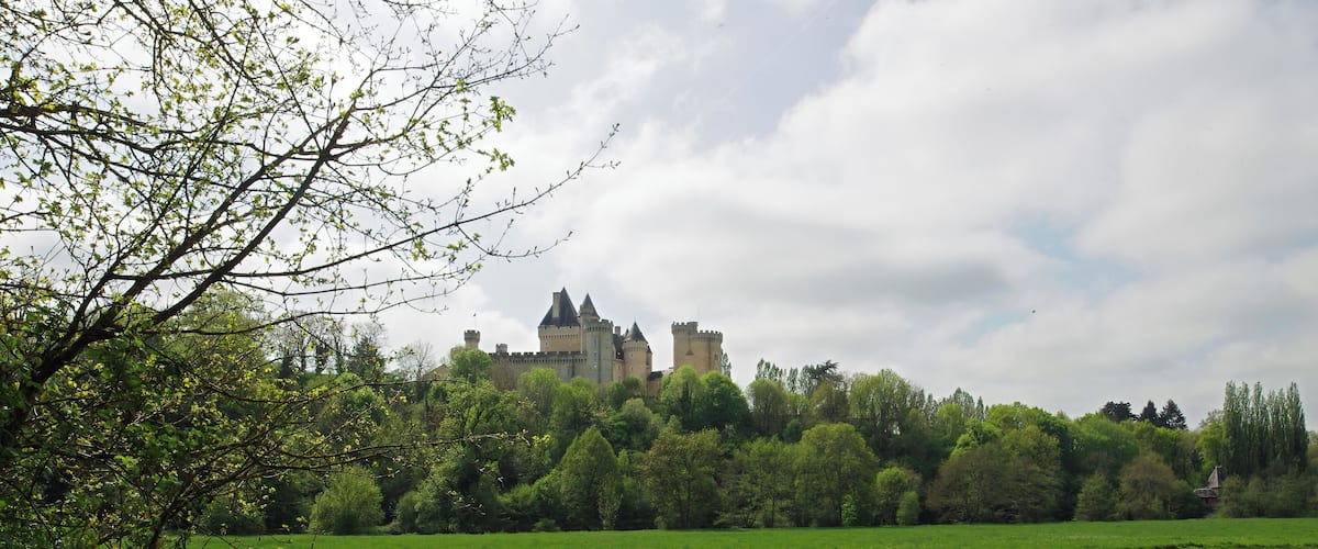 Le Pont-Chrétien-Chabenet (Indre). Château de Chabenet. L'imposant château de Chabenet domine la vallée de la Bouzanne. Le château de Chabenet est un lieu de mémoire du protestantisme en Berry. Le château a été construit pour Josselin Du Bois*, chambellan de Louis XI et seigneur de Montmorillon durant la deuxième partie du 15ème siècle. Dès 1463, Josselin du Bois est mentionné comme seigneur de Chabenet; la construction du château fut achevée vers 1471. Il jouera un rôle important dans les luttes qui opposèrent Louis XI aux grands féodaux: les Armagnac, dont le duc de Nemours et les Bourbons.
Vers1480, le château est alors entouré de fossés larges de 8 toises (15,50 m). Il comprenait alors 14 tours et un donjon. Josselin du Bois aura une dizaine d'enfant de trois unions dont François, issu de la troisième, seigneur de Chabenet (décédé vers 1530), qui épousa Jeanne Brachet. Son fils, Jean du Bois dit "le Rouge"*, dissipa la fortune familiale et fut fréquemment emprisonné; notamment à la conciergerie du Palais. En 1544, Jean Du Bois,"le rouge", petit fils de Josselin, enlève la fille du procureur des causes royales de Poitiers. Il est condamné à mort et se réfugie chez Aubert de Montjohan qui le cache. Profitant de la situation celui-ci acquiert le château. Jean du Bois, "le Rouge", céda donc le château en 1544 à Aubert de Montjohan. La fille d'Aubert de Montjohan, Catherine, deuxième épouse du huguenot Jean de Pons, seigneur de Plassac, cousin d'Henri IV, chambellan et conseiller d'Etat du roi de Navarre, l'apporta ainsi à son mari. Le mobilier de la chapelle et le contenu de la bibliothèque laissent supposer qu'Aubert de Montjohan était déjà acquis aux idées de la Réforme. Cette lignée se poursuivit par Anne de Pons qui se maria trois fois et apporta successivement ses biens berrichons et Chabenet à ses trois époux, tous des Pierrebuffière. Le dernier de ses enfants, Charles de Pierrebuffière, proche de Gaston d'Orléans, mourra huguenot. Son arrière-petit-fils, Charles-Benjamin de Pierrebuffière, abjurera le protestantisme en 1685 à l'âge de 12 ans mais sa mère Catherine de Couraud, déjà veuve, maintiendra la foi protestante au château de Chabenet jusqu'à sa mort en 1735. Pendant les guerres de religion, il appartient à la maison protestante Pierre de Buffiere. Ce château reste propriété protestante de 1585 à 1735. Pris par la Ligue, puis reconquis par Henri de Navarre, le château de Chabenet fut étroitement associé à l'histoire du protestantisme berrichon de la région d'Argenton- sur-Creuse, place de sûreté accordée aux protestants par l'Edit de Nantes. Cette place se rendit au Roi en 1620 et, l'exercice public du culte y ayant été supprimé, Chabenet accueillit dorénavant les fidèles des environs. En 1635,ses défenses furent partiellement démantelées par Richelieu à la suite de l'Edit d'Alès*, mais plusieurs de ses tours, dont le donjon, gardent encore leurs charpentes d'origine, L'histoire protestante du château se clôturera en 1735 avec l'abjuration de la dame de Chabenet, Catherine de Couraud, obtenue sur son lit de mort à l'âge de 94 ans. Par la suite, et au travers de filiations féminines, Chabenet passera au marquis d'Asnières, au comte de Poix* puis à Joséphine de Boisé de Courcenay, décédée en 1924, dernière propriétaire descendant d'Aubert de Montjohan. Vendu comme bien d’émigré en 1793, il est racheté en 1803 par la famille de Poix. Louis Thomas Benjamin Comte de Poix le fait restaurer en 1850 puis le lègue à sa filleule Joséphine de Boisé. Ce domaine de près de 2 000 hectares qui va de Chabenet à la Rocherolles est acheté par M. Leclerc (charcutier), puis, en 1940 par M. Willeme* (industriel). M. Billon (Années 1970 : enduction plastique), M. Marek (années 1980 : école de langues) qui le restaura, M. Petrau (années 1990 : produits paramédicaux) et enfin Hapymag (années 2000 : séjours de vacances Le bruit a couru, en 1996, que Michael Jackson aurait racheté le château de Chabenet, il semble que ce fut un canular. Quoi qu'il en soit, le château est actuellement propriété de la société de loisirs et vacances Hapimag. Hapimag est une société par actions dont les actionnaires ne reçoivent pas de dividendes, mais un droit de jouissance des propriétés. Josselin du Bois fut un fidèle du roi Louis XI qui avait apprécié ses services pendant son exil en Brabant. Après son accession au trône, en 1461, il le nomma capitaine de Montmorillon, maréchal de ses logis et bailli des Montagnes d'Auvergne et lui fit très autoritairement épouser en deuxièmes noces Anne Asse, de riche et noble lignée. Josselin du Bois était alors veuf d'une première union sans doute non noble. Après la mort de Louis XI et celle d'Anne Asse, Josselin du Bois se remariera en 1486 avec Marguerite de Pérusse des Cars, veuve descendant d'une très ancienne lignée. Il décédera en 1498. Jean du Bois dit "le Rouge" aurait été surnommé le Rouge à cause d'un manteau rouge qu'il portait : "XXIII. Et en l'an auparavant, le Seigneur de Pringe, Aubert de Montjehan, sieur dudit Langon, bailla ledit Langon en échange à un gentilhomme du Berry, nommé Jean Dubois, dit le Rouge, à cause d'un manteau rouge qu'il portoit. Les autres l'appeloient de Chabenet, et lequel lieu de Chabenet demeura en contre-échange audit Sieur de Pringe. Et durant que ledit Dubois étoit Seigneur dudit Langon, lui et ledit François Suzenet, Seigneur du Bois-Lambert, firent échange. C'est pourquoi tout le droit du grand four demeura audit Dubois et tout le droit de terragerie demeura audit Suzenet et trois septiers et demi qu'il bailloit annuellement au Seigneur de Langon. Et lequel Seigneur de Langon nommé Jean Dubois , ne posséda qu'un an ou deux le Langon et, quant à ses moeurs et conversation, je me tais......" (Archives historiques du Bas-Poitou - Chroniques fontenaisiennes - Fontennay-le-Comte - 1841 - pp45 et 46) Édit de grâce d'Alès (28 juin 1629) : Après avoir vaincu les protestants à La Rochelle, Louis XIII publie l'édit de grâce d'Alès qui oblige les protestants du royaume à renoncer à leurs places de sûreté et au droit de tenir des assemblées. Willème est une marque française de camions. Créée après la Première Guerre mondiale en 1919 à Nanterre, la marque disparaîtra en 1960. Louis-François-Vincent, comte de Poix, Seigneur de Marécreux de la Noühe, de la Barre en Ciron, lieutenant-colonel d'infanterie, Chevalier de St Louis. Il épousa en 1769, Elisabeth de Pierre Buffière, dame de Chabenet. Il fût emprisonné pendant la Révolution à Châteauroux et mourut en 1814, au château de Marécreux. De cette union, il aura: Thomas-Louis-Benjamin, Baron de Poix, Chevalier de Malte en 1773 puis époux à Paris le 27 novembre 1810 de Joséphine d'Andigné de la Châsse. Les deux moururent au château de Chabenet après avoir eu : Louis-Thomas Benjamin, comte de Poix, Châtelain de Chabenet, mort sans alliance en 1878 et Marie-Louise-Léontine de Poix, qui épousa le Comte Stanislas de Boisé de Courcenay. De cette dernière union , naquit, vers 1840,Joséphine de Boisé, qui devint ainsi l'héritière du château de Chabenet, à la mort de son oncle.Elle même mourut à l'âge de 84 ans sans héritiers directs. Sa succession fera l'objet d' un contentieux juridique dont la presse se fera l'écho. (H. Alain Brissaud a achevé en 1996 une importante étude sur Josselin du Bois et le château de Chabenet intitulée "Six siècles à Chabenet". L'exemplaire que l'auteur a remis à la Bibliothèque de la Société d'Histoire du Protestantisme Français est conservé sous la cote br. 110.)