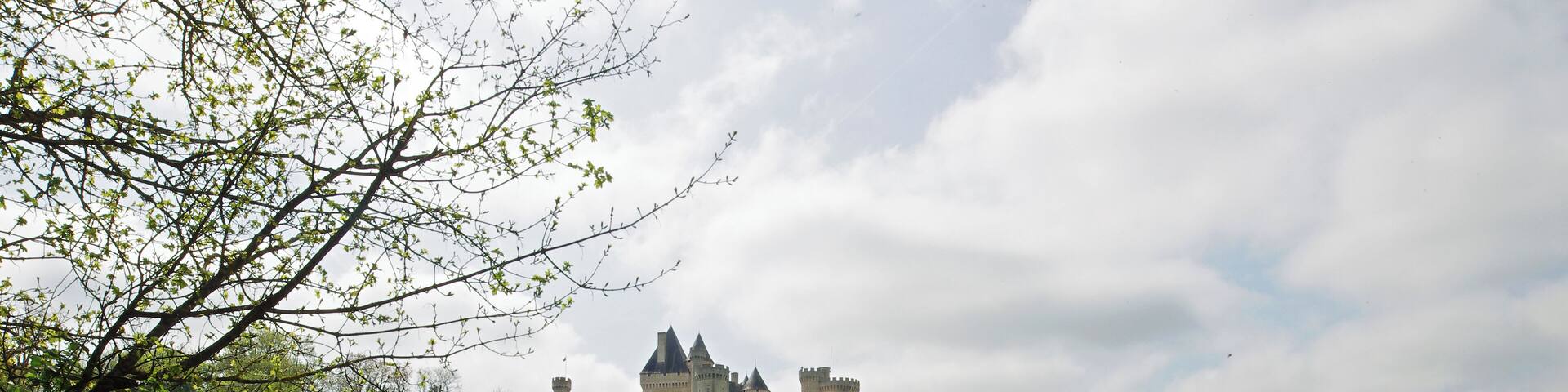 Le Pont-Chrétien-Chabenet (Indre). Château de Chabenet. L'imposant château de Chabenet domine la vallée de la Bouzanne. Le château de Chabenet est un lieu de mémoire du protestantisme en Berry. Le château a été construit pour Josselin Du Bois*, chambellan de Louis XI et seigneur de Montmorillon durant la deuxième partie du 15ème siècle. Dès 1463, Josselin du Bois est mentionné comme seigneur de Chabenet; la construction du château fut achevée vers 1471. Il jouera un rôle important dans les luttes qui opposèrent Louis XI aux grands féodaux: les Armagnac, dont le duc de Nemours et les Bourbons.
Vers1480, le château est alors entouré de fossés larges de 8 toises (15,50 m). Il comprenait alors 14 tours et un donjon. Josselin du Bois aura une dizaine d'enfant de trois unions dont François, issu de la troisième, seigneur de Chabenet (décédé vers 1530), qui épousa Jeanne Brachet. Son fils, Jean du Bois dit "le Rouge"*, dissipa la fortune familiale et fut fréquemment emprisonné; notamment à la conciergerie du Palais. En 1544, Jean Du Bois,"le rouge", petit fils de Josselin, enlève la fille du procureur des causes royales de Poitiers. Il est condamné à mort et se réfugie chez Aubert de Montjohan qui le cache. Profitant de la situation celui-ci acquiert le château. Jean du Bois, "le Rouge", céda donc le château en 1544 à Aubert de Montjohan. La fille d'Aubert de Montjohan, Catherine, deuxième épouse du huguenot Jean de Pons, seigneur de Plassac, cousin d'Henri IV, chambellan et conseiller d'Etat du roi de Navarre, l'apporta ainsi à son mari. Le mobilier de la chapelle et le contenu de la bibliothèque laissent supposer qu'Aubert de Montjohan était déjà acquis aux idées de la Réforme. Cette lignée se poursuivit par Anne de Pons qui se maria trois fois et apporta successivement ses biens berrichons et Chabenet à ses trois époux, tous des Pierrebuffière. Le dernier de ses enfants, Charles de Pierrebuffière, proche de Gaston d'Orléans, mourra huguenot. Son arrière-petit-fils, Charles-Benjamin de Pierrebuffière, abjurera le protestantisme en 1685 à l'âge de 12 ans mais sa mère Catherine de Couraud, déjà veuve, maintiendra la foi protestante au château de Chabenet jusqu'à sa mort en 1735. Pendant les guerres de religion, il appartient à la maison protestante Pierre de Buffiere. Ce château reste propriété protestante de 1585 à 1735. Pris par la Ligue, puis reconquis par Henri de Navarre, le château de Chabenet fut étroitement associé à l'histoire du protestantisme berrichon de la région d'Argenton- sur-Creuse, place de sûreté accordée aux protestants par l'Edit de Nantes. Cette place se rendit au Roi en 1620 et, l'exercice public du culte y ayant été supprimé, Chabenet accueillit dorénavant les fidèles des environs. En 1635,ses défenses furent partiellement démantelées par Richelieu à la suite de l'Edit d'Alès*, mais plusieurs de ses tours, dont le donjon, gardent encore leurs charpentes d'origine, L'histoire protestante du château se clôturera en 1735 avec l'abjuration de la dame de Chabenet, Catherine de Couraud, obtenue sur son lit de mort à l'âge de 94 ans. Par la suite, et au travers de filiations féminines, Chabenet passera au marquis d'Asnières, au comte de Poix* puis à Joséphine de Boisé de Courcenay, décédée en 1924, dernière propriétaire descendant d'Aubert de Montjohan. Vendu comme bien d’émigré en 1793, il est racheté en 1803 par la famille de Poix. Louis Thomas Benjamin Comte de Poix le fait restaurer en 1850 puis le lègue à sa filleule Joséphine de Boisé. Ce domaine de près de 2 000 hectares qui va de Chabenet à la Rocherolles est acheté par M. Leclerc (charcutier), puis, en 1940 par M. Willeme* (industriel). M. Billon (Années 1970 : enduction plastique), M. Marek (années 1980 : école de langues) qui le restaura, M. Petrau (années 1990 : produits paramédicaux) et enfin Hapymag (années 2000 : séjours de vacances Le bruit a couru, en 1996, que Michael Jackson aurait racheté le château de Chabenet, il semble que ce fut un canular. Quoi qu'il en soit, le château est actuellement propriété de la société de loisirs et vacances Hapimag. Hapimag est une société par actions dont les actionnaires ne reçoivent pas de dividendes, mais un droit de jouissance des propriétés. Josselin du Bois fut un fidèle du roi Louis XI qui avait apprécié ses services pendant son exil en Brabant. Après son accession au trône, en 1461, il le nomma capitaine de Montmorillon, maréchal de ses logis et bailli des Montagnes d'Auvergne et lui fit très autoritairement épouser en deuxièmes noces Anne Asse, de riche et noble lignée. Josselin du Bois était alors veuf d'une première union sans doute non noble. Après la mort de Louis XI et celle d'Anne Asse, Josselin du Bois se remariera en 1486 avec Marguerite de Pérusse des Cars, veuve descendant d'une très ancienne lignée. Il décédera en 1498. Jean du Bois dit "le Rouge" aurait été surnommé le Rouge à cause d'un manteau rouge qu'il portait : "XXIII. Et en l'an auparavant, le Seigneur de Pringe, Aubert de Montjehan, sieur dudit Langon, bailla ledit Langon en échange à un gentilhomme du Berry, nommé Jean Dubois, dit le Rouge, à cause d'un manteau rouge qu'il portoit. Les autres l'appeloient de Chabenet, et lequel lieu de Chabenet demeura en contre-échange audit Sieur de Pringe. Et durant que ledit Dubois étoit Seigneur dudit Langon, lui et ledit François Suzenet, Seigneur du Bois-Lambert, firent échange. C'est pourquoi tout le droit du grand four demeura audit Dubois et tout le droit de terragerie demeura audit Suzenet et trois septiers et demi qu'il bailloit annuellement au Seigneur de Langon. Et lequel Seigneur de Langon nommé Jean Dubois , ne posséda qu'un an ou deux le Langon et, quant à ses moeurs et conversation, je me tais......" (Archives historiques du Bas-Poitou - Chroniques fontenaisiennes - Fontennay-le-Comte - 1841 - pp45 et 46) Édit de grâce d'Alès (28 juin 1629) : Après avoir vaincu les protestants à La Rochelle, Louis XIII publie l'édit de grâce d'Alès qui oblige les protestants du royaume à renoncer à leurs places de sûreté et au droit de tenir des assemblées. Willème est une marque française de camions. Créée après la Première Guerre mondiale en 1919 à Nanterre, la marque disparaîtra en 1960. Louis-François-Vincent, comte de Poix, Seigneur de Marécreux de la Noühe, de la Barre en Ciron, lieutenant-colonel d'infanterie, Chevalier de St Louis. Il épousa en 1769, Elisabeth de Pierre Buffière, dame de Chabenet. Il fût emprisonné pendant la Révolution à Châteauroux et mourut en 1814, au château de Marécreux. De cette union, il aura: Thomas-Louis-Benjamin, Baron de Poix, Chevalier de Malte en 1773 puis époux à Paris le 27 novembre 1810 de Joséphine d'Andigné de la Châsse. Les deux moururent au château de Chabenet après avoir eu : Louis-Thomas Benjamin, comte de Poix, Châtelain de Chabenet, mort sans alliance en 1878 et Marie-Louise-Léontine de Poix, qui épousa le Comte Stanislas de Boisé de Courcenay. De cette dernière union , naquit, vers 1840,Joséphine de Boisé, qui devint ainsi l'héritière du château de Chabenet, à la mort de son oncle.Elle même mourut à l'âge de 84 ans sans héritiers directs. Sa succession fera l'objet d' un contentieux juridique dont la presse se fera l'écho. (H. Alain Brissaud a achevé en 1996 une importante étude sur Josselin du Bois et le château de Chabenet intitulée "Six siècles à Chabenet". L'exemplaire que l'auteur a remis à la Bibliothèque de la Société d'Histoire du Protestantisme Français est conservé sous la cote br. 110.)