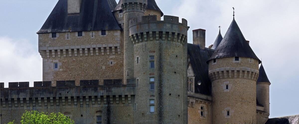 Le Pont-Chrétien-Chabenet (Indre). Château de Chabenet. L'imposant château de Chabenet domine la vallée de la Bouzanne. Le château de Chabenet est un lieu de mémoire du protestantisme en Berry. Le château a été construit pour Josselin Du Bois*, chambellan de Louis XI et seigneur de Montmorillon durant la deuxième partie du 15ème siècle. Dès 1463, Josselin du Bois est mentionné comme seigneur de Chabenet; la construction du château fut achevée vers 1471. Il jouera un rôle important dans les luttes qui opposèrent Louis XI aux grands féodaux: les Armagnac, dont le duc de Nemours et les Bourbons.
Vers1480, le château est alors entouré de fossés larges de 8 toises (15,50 m). Il comprenait alors 14 tours et un donjon. Josselin du Bois aura une dizaine d'enfant de trois unions dont François, issu de la troisième, seigneur de Chabenet (décédé vers 1530), qui épousa Jeanne Brachet. Son fils, Jean du Bois dit "le Rouge"*, dissipa la fortune familiale et fut fréquemment emprisonné; notamment à la conciergerie du Palais. En 1544, Jean Du Bois,"le rouge", petit fils de Josselin, enlève la fille du procureur des causes royales de Poitiers. Il est condamné à mort et se réfugie chez Aubert de Montjohan qui le cache. Profitant de la situation celui-ci acquiert le château. Jean du Bois, "le Rouge", céda donc le château en 1544 à Aubert de Montjohan. La fille d'Aubert de Montjohan, Catherine, deuxième épouse du huguenot Jean de Pons, seigneur de Plassac, cousin d'Henri IV, chambellan et conseiller d'Etat du roi de Navarre, l'apporta ainsi à son mari. Le mobilier de la chapelle et le contenu de la bibliothèque laissent supposer qu'Aubert de Montjohan était déjà acquis aux idées de la Réforme. Cette lignée se poursuivit par Anne de Pons qui se maria trois fois et apporta successivement ses biens berrichons et Chabenet à ses trois époux, tous des Pierrebuffière. Le dernier de ses enfants, Charles de Pierrebuffière, proche de Gaston d'Orléans, mourra huguenot. Son arrière-petit-fils, Charles-Benjamin de Pierrebuffière, abjurera le protestantisme en 1685 à l'âge de 12 ans mais sa mère Catherine de Couraud, déjà veuve, maintiendra la foi protestante au château de Chabenet jusqu'à sa mort en 1735. Pendant les guerres de religion, il appartient à la maison protestante Pierre de Buffiere. Ce château reste propriété protestante de 1585 à 1735. Pris par la Ligue, puis reconquis par Henri de Navarre, le château de Chabenet fut étroitement associé à l'histoire du protestantisme berrichon de la région d'Argenton- sur-Creuse, place de sûreté accordée aux protestants par l'Edit de Nantes. Cette place se rendit au Roi en 1620 et, l'exercice public du culte y ayant été supprimé, Chabenet accueillit dorénavant les fidèles des environs. En 1635,ses défenses furent partiellement démantelées par Richelieu à la suite de l'Edit d'Alès*, mais plusieurs de ses tours, dont le donjon, gardent encore leurs charpentes d'origine, L'histoire protestante du château se clôturera en 1735 avec l'abjuration de la dame de Chabenet, Catherine de Couraud, obtenue sur son lit de mort à l'âge de 94 ans. Par la suite, et au travers de filiations féminines, Chabenet passera au marquis d'Asnières, au comte de Poix* puis à Joséphine de Boisé de Courcenay, décédée en 1924, dernière propriétaire descendant d'Aubert de Montjohan. Vendu comme bien d’émigré en 1793, il est racheté en 1803 par la famille de Poix. Louis Thomas Benjamin Comte de Poix le fait restaurer en 1850 puis le lègue à sa filleule Joséphine de Boisé. Ce domaine de près de 2 000 hectares qui va de Chabenet à la Rocherolles est acheté par M. Leclerc (charcutier), puis, en 1940 par M. Willeme* (industriel). M. Billon (Années 1970 : enduction plastique), M. Marek (années 1980 : école de langues) qui le restaura, M. Petrau (années 1990 : produits paramédicaux) et enfin Hapymag (années 2000 : séjours de vacances Le bruit a couru, en 1996, que Michael Jackson aurait racheté le château de Chabenet, il semble que ce fut un canular. Quoi qu'il en soit, le château est actuellement propriété de la société de loisirs et vacances Hapimag. Hapimag est une société par actions dont les actionnaires ne reçoivent pas de dividendes, mais un droit de jouissance des propriétés. Josselin du Bois fut un fidèle du roi Louis XI qui avait apprécié ses services pendant son exil en Brabant. Après son accession au trône, en 1461, il le nomma capitaine de Montmorillon, maréchal de ses logis et bailli des Montagnes d'Auvergne et lui fit très autoritairement épouser en deuxièmes noces Anne Asse, de riche et noble lignée. Josselin du Bois était alors veuf d'une première union sans doute non noble. Après la mort de Louis XI et celle d'Anne Asse, Josselin du Bois se remariera en 1486 avec Marguerite de Pérusse des Cars, veuve descendant d'une très ancienne lignée. Il décédera en 1498. Jean du Bois dit "le Rouge" aurait été surnommé le Rouge à cause d'un manteau rouge qu'il portait : "XXIII. Et en l'an auparavant, le Seigneur de Pringe, Aubert de Montjehan, sieur dudit Langon, bailla ledit Langon en échange à un gentilhomme du Berry, nommé Jean Dubois, dit le Rouge, à cause d'un manteau rouge qu'il portoit. Les autres l'appeloient de Chabenet, et lequel lieu de Chabenet demeura en contre-échange audit Sieur de Pringe. Et durant que ledit Dubois étoit Seigneur dudit Langon, lui et ledit François Suzenet, Seigneur du Bois-Lambert, firent échange. C'est pourquoi tout le droit du grand four demeura audit Dubois et tout le droit de terragerie demeura audit Suzenet et trois septiers et demi qu'il bailloit annuellement au Seigneur de Langon. Et lequel Seigneur de Langon nommé Jean Dubois , ne posséda qu'un an ou deux le Langon et, quant à ses moeurs et conversation, je me tais......" (Archives historiques du Bas-Poitou - Chroniques fontenaisiennes - Fontennay-le-Comte - 1841 - pp45 et 46) Édit de grâce d'Alès (28 juin 1629) : Après avoir vaincu les protestants à La Rochelle, Louis XIII publie l'édit de grâce d'Alès qui oblige les protestants du royaume à renoncer à leurs places de sûreté et au droit de tenir des assemblées. Willème est une marque française de camions. Créée après la Première Guerre mondiale en 1919 à Nanterre, la marque disparaîtra en 1960. Louis-François-Vincent, comte de Poix, Seigneur de Marécreux de la Noühe, de la Barre en Ciron, lieutenant-colonel d'infanterie, Chevalier de St Louis. Il épousa en 1769, Elisabeth de Pierre Buffière, dame de Chabenet. Il fût emprisonné pendant la Révolution à Châteauroux et mourut en 1814, au château de Marécreux. De cette union, il aura: Thomas-Louis-Benjamin, Baron de Poix, Chevalier de Malte en 1773 puis époux à Paris le 27 novembre 1810 de Joséphine d'Andigné de la Châsse. Les deux moururent au château de Chabenet après avoir eu : Louis-Thomas Benjamin, comte de Poix, Châtelain de Chabenet, mort sans alliance en 1878 et Marie-Louise-Léontine de Poix, qui épousa le Comte Stanislas de Boisé de Courcenay. De cette dernière union , naquit, vers 1840,Joséphine de Boisé, qui devint ainsi l'héritière du château de Chabenet, à la mort de son oncle.Elle même mourut à l'âge de 84 ans sans héritiers directs. Sa succession fera l'objet d' un contentieux juridique dont la presse se fera l'écho. (H. Alain Brissaud a achevé en 1996 une importante étude sur Josselin du Bois et le château de Chabenet intitulée "Six siècles à Chabenet". L'exemplaire que l'auteur a remis à la Bibliothèque de la Société d'Histoire du Protestantisme Français est conservé sous la cote br. 110.)