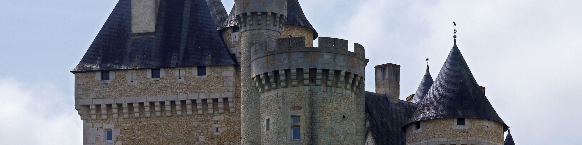 Le Pont-Chrétien-Chabenet (Indre). Chùteau de Chabenet. L'imposant chùteau de Chabenet domine la vallée de la Bouzanne. Le chùteau de Chabenet est un lieu de mémoire du protestantisme en Berry. Le chùteau a été construit pour Josselin Du Bois*, chambellan de Louis XI et seigneur de Montmorillon durant la deuxiÚme partie du 15Úme siÚcle. DÚs 1463, Josselin du Bois est mentionné comme seigneur de Chabenet; la construction du chùteau fut achevée vers 1471. Il jouera un rÎle important dans les luttes qui opposÚrent Louis XI aux grands féodaux: les Armagnac, dont le duc de Nemours et les Bourbons.
Vers1480, le chĂąteau est alors entourĂ© de fossĂ©s larges de 8 toises (15,50 m). Il comprenait alors 14 tours et un donjon. Josselin du Bois aura une dizaine d'enfant de trois unions dont François, issu de la troisiĂšme, seigneur de Chabenet (dĂ©cĂ©dĂ© vers 1530), qui Ă©pousa Jeanne Brachet. Son fils, Jean du Bois dit "le Rouge"*, dissipa la fortune familiale et fut frĂ©quemment emprisonnĂ©; notamment Ă la conciergerie du Palais. En 1544, Jean Du Bois,"le rouge", petit fils de Josselin, enlĂšve la fille du procureur des causes royales de Poitiers. Il est condamnĂ© Ă mort et se rĂ©fugie chez Aubert de Montjohan qui le cache. Profitant de la situation celui-ci acquiert le chĂąteau. Jean du Bois, "le Rouge", cĂ©da donc le chĂąteau en 1544 Ă Aubert de Montjohan. La fille d'Aubert de Montjohan, Catherine, deuxiĂšme Ă©pouse du huguenot Jean de Pons, seigneur de Plassac, cousin d'Henri IV, chambellan et conseiller d'Etat du roi de Navarre, l'apporta ainsi Ă son mari. Le mobilier de la chapelle et le contenu de la bibliothĂšque laissent supposer qu'Aubert de Montjohan Ă©tait dĂ©jĂ acquis aux idĂ©es de la RĂ©forme. Cette lignĂ©e se poursuivit par Anne de Pons qui se maria trois fois et apporta successivement ses biens berrichons et Chabenet Ă ses trois Ă©poux, tous des PierrebuffiĂšre. Le dernier de ses enfants, Charles de PierrebuffiĂšre, proche de Gaston d'OrlĂ©ans, mourra huguenot. Son arriĂšre-petit-fils, Charles-Benjamin de PierrebuffiĂšre, abjurera le protestantisme en 1685 Ă l'Ăąge de 12 ans mais sa mĂšre Catherine de Couraud, dĂ©jĂ veuve, maintiendra la foi protestante au chĂąteau de Chabenet jusqu'Ă sa mort en 1735. Pendant les guerres de religion, il appartient Ă la maison protestante Pierre de Buffiere. Ce chĂąteau reste propriĂ©tĂ© protestante de 1585 Ă 1735. Pris par la Ligue, puis reconquis par Henri de Navarre, le chĂąteau de Chabenet fut Ă©troitement associĂ© Ă l'histoire du protestantisme berrichon de la rĂ©gion d'Argenton- sur-Creuse, place de sĂ»retĂ© accordĂ©e aux protestants par l'Edit de Nantes. Cette place se rendit au Roi en 1620 et, l'exercice public du culte y ayant Ă©tĂ© supprimĂ©, Chabenet accueillit dorĂ©navant les fidĂšles des environs. En 1635,ses dĂ©fenses furent partiellement dĂ©mantelĂ©es par Richelieu Ă la suite de l'Edit d'AlĂšs*, mais plusieurs de ses tours, dont le donjon, gardent encore leurs charpentes d'origine, L'histoire protestante du chĂąteau se clĂŽturera en 1735 avec l'abjuration de la dame de Chabenet, Catherine de Couraud, obtenue sur son lit de mort Ă l'Ăąge de 94 ans. Par la suite, et au travers de filiations fĂ©minines, Chabenet passera au marquis d'AsniĂšres, au comte de Poix* puis Ă JosĂ©phine de BoisĂ© de Courcenay, dĂ©cĂ©dĂ©e en 1924, derniĂšre propriĂ©taire descendant d'Aubert de Montjohan. Vendu comme bien dâĂ©migrĂ© en 1793, il est rachetĂ© en 1803 par la famille de Poix. Louis Thomas Benjamin Comte de Poix le fait restaurer en 1850 puis le lĂšgue Ă sa filleule JosĂ©phine de BoisĂ©. Ce domaine de prĂšs de 2 000 hectares qui va de Chabenet Ă la Rocherolles est achetĂ© par M. Leclerc (charcutier), puis, en 1940 par M. Willeme* (industriel). M. Billon (AnnĂ©es 1970 : enduction plastique), M. Marek (annĂ©es 1980 : Ă©cole de langues) qui le restaura, M. Petrau (annĂ©es 1990 : produits paramĂ©dicaux) et enfin Hapymag (annĂ©es 2000 : sĂ©jours de vacances Le bruit a couru, en 1996, que Michael Jackson aurait rachetĂ© le chĂąteau de Chabenet, il semble que ce fut un canular. Quoi qu'il en soit, le chĂąteau est actuellement propriĂ©tĂ© de la sociĂ©tĂ© de loisirs et vacances Hapimag. Hapimag est une sociĂ©tĂ© par actions dont les actionnaires ne reçoivent pas de dividendes, mais un droit de jouissance des propriĂ©tĂ©s. Josselin du Bois fut un fidĂšle du roi Louis XI qui avait apprĂ©ciĂ© ses services pendant son exil en Brabant. AprĂšs son accession au trĂŽne, en 1461, il le nomma capitaine de Montmorillon, marĂ©chal de ses logis et bailli des Montagnes d'Auvergne et lui fit trĂšs autoritairement Ă©pouser en deuxiĂšmes noces Anne Asse, de riche et noble lignĂ©e. Josselin du Bois Ă©tait alors veuf d'une premiĂšre union sans doute non noble. AprĂšs la mort de Louis XI et celle d'Anne Asse, Josselin du Bois se remariera en 1486 avec Marguerite de PĂ©russe des Cars, veuve descendant d'une trĂšs ancienne lignĂ©e. Il dĂ©cĂ©dera en 1498. Jean du Bois dit "le Rouge" aurait Ă©tĂ© surnommĂ© le Rouge Ă cause d'un manteau rouge qu'il portait : "XXIII. Et en l'an auparavant, le Seigneur de Pringe, Aubert de Montjehan, sieur dudit Langon, bailla ledit Langon en Ă©change Ă un gentilhomme du Berry, nommĂ© Jean Dubois, dit le Rouge, Ă cause d'un manteau rouge qu'il portoit. Les autres l'appeloient de Chabenet, et lequel lieu de Chabenet demeura en contre-Ă©change audit Sieur de Pringe. Et durant que ledit Dubois Ă©toit Seigneur dudit Langon, lui et ledit François Suzenet, Seigneur du Bois-Lambert, firent Ă©change. C'est pourquoi tout le droit du grand four demeura audit Dubois et tout le droit de terragerie demeura audit Suzenet et trois septiers et demi qu'il bailloit annuellement au Seigneur de Langon. Et lequel Seigneur de Langon nommĂ© Jean Dubois , ne possĂ©da qu'un an ou deux le Langon et, quant Ă ses moeurs et conversation, je me tais......" (Archives historiques du Bas-Poitou - Chroniques fontenaisiennes - Fontennay-le-Comte - 1841 - pp45 et 46) Ădit de grĂące d'AlĂšs (28 juin 1629) : AprĂšs avoir vaincu les protestants Ă La Rochelle, Louis XIII publie l'Ă©dit de grĂące d'AlĂšs qui oblige les protestants du royaume Ă renoncer Ă leurs places de sĂ»retĂ© et au droit de tenir des assemblĂ©es. WillĂšme est une marque française de camions. Créée aprĂšs la PremiĂšre Guerre mondiale en 1919 Ă Nanterre, la marque disparaĂźtra en 1960. Louis-François-Vincent, comte de Poix, Seigneur de MarĂ©creux de la NoĂŒhe, de la Barre en Ciron, lieutenant-colonel d'infanterie, Chevalier de St Louis. Il Ă©pousa en 1769, Elisabeth de Pierre BuffiĂšre, dame de Chabenet. Il fĂ»t emprisonnĂ© pendant la RĂ©volution Ă ChĂąteauroux et mourut en 1814, au chĂąteau de MarĂ©creux. De cette union, il aura: Thomas-Louis-Benjamin, Baron de Poix, Chevalier de Malte en 1773 puis Ă©poux Ă Paris le 27 novembre 1810 de JosĂ©phine d'AndignĂ© de la ChĂąsse. Les deux moururent au chĂąteau de Chabenet aprĂšs avoir eu : Louis-Thomas Benjamin, comte de Poix, ChĂątelain de Chabenet, mort sans alliance en 1878 et Marie-Louise-LĂ©ontine de Poix, qui Ă©pousa le Comte Stanislas de BoisĂ© de Courcenay. De cette derniĂšre union , naquit, vers 1840,JosĂ©phine de BoisĂ©, qui devint ainsi l'hĂ©ritiĂšre du chĂąteau de Chabenet, Ă la mort de son oncle.Elle mĂȘme mourut Ă l'Ăąge de 84 ans sans hĂ©ritiers directs. Sa succession fera l'objet d' un contentieux juridique dont la presse se fera l'Ă©cho. (H. Alain Brissaud a achevĂ© en 1996 une importante Ă©tude sur Josselin du Bois et le chĂąteau de Chabenet intitulĂ©e "Six siĂšcles Ă Chabenet". L'exemplaire que l'auteur a remis Ă la BibliothĂšque de la SociĂ©tĂ© d'Histoire du Protestantisme Français est conservĂ© sous la cote br. 110.)