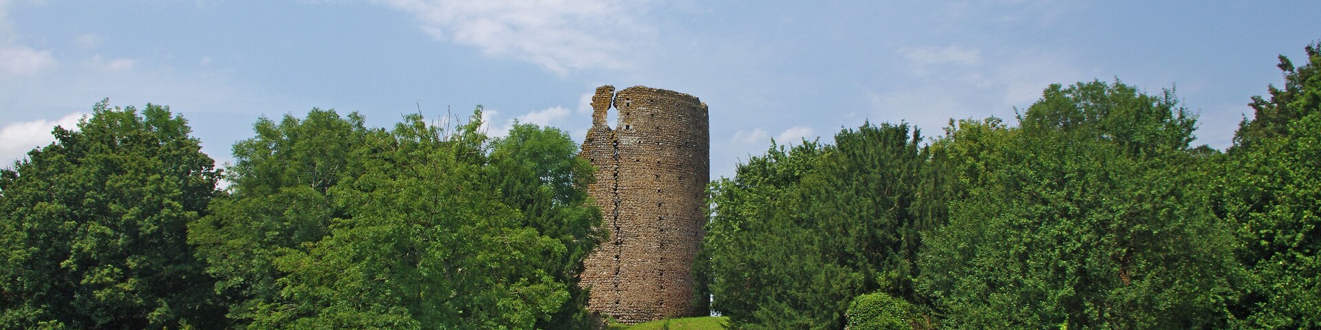 Fréteval (Loir-et-Cher) Le château féodal de Fréteval. Le donjon. Il est construit au point culminant du plateau qui domine le Loir. Le donjon est directement assis sur le sol naturel. La construction du donjon est voisine de 1090 et la date de destruction du donjon proche de 1428-1429. Un examen approfondi montre que le donjon a été construit d'un seul jet. Architecture du donjon. Innovation pour l'époque, le donjon est cylindrique. Le diamètre à la base est de 15,60 mètres. Sa hauteur de 27,50 mètres, y compris 1,50 mètre de fondations. Les matériaux sont tous d'origine locale ou proche : silex, poudingue, grison*, craie tuffeau et calcaire de Beauce. Le liant est un mortier de chaux. La couverture était vraisemblablement de bardeaux de bois à l'origine, puis de tuiles. La muraille est en maçonnerie fourrée*. La construction a été réalisée à l'aide d'échafaudages successifs posés sur des boulins* engagés dans des trous dans la murailles. On observe seize rangée de trous de boulins espacées d'environ 1,10 mètre. L'alignement vertical des trous de boulins amène une faiblesse de la muraille. Le donjon comprend quatre niveaux: Le rez de chaussée, complètement aveugle avec un sol de mortier posé sur le sol naturel. Le premier étage avec la porte d'accès, éclairé par quatre fenêtres. Le premier étage copossède une cheminée murale et un puits. Le deuxième étage, avec deux fenêtres qui subsistent. Une cheminée murale. Une galerie externe ceinturait cet étage qui devait être l'étage seigneurial. Une porte externe permet l'accès à la galerie. Le troisième étage, avec quatre fenêtres qui donnaient approximativement, comme le premier étage, sur les quatre points cardinaux. Vers le nord-ouest, la fenêtre a été en partie murée. Une partie du troisième étage a été détruite en 1982, emportant les vestiges d'une fenêtre. Les fouilles de la partie basse du donjon ont permis de mettre en évidence : un remplissage d'argile sur 4 m d'épaisseur pour une raison inconnue, des couches liées à une activité de cuisine sur la couche d'argile, des couches résultant de la destruction de la toiture avec présence de tuiles. grison : Le grison est une roche dure constituée d'un agrégat de cailloux siliceux soudés par un ciment ferrugineux donnant une couleur brun-rouille à l'ensemble. maçonnerie fourrée : cad constituée de deux murs montés en pierres entre lesquels était versé un mortier, voir simplement de la terre. boulins : pièces de bois horizontales engagées dans des trous du murs et sur lesquels on pose les planches de l'échafaudage. (D'après présentation sur place de Claude Leymarios, archéologue) Castle Fréteval. The keep was built on the highest point of the plateau overlooking the Loir river. Construction of the tower is around 1090 and the date of destruction of the dungeon near 1428-1429. Innovation for the time, the keep is cylindrical. The base diameter is 15.60 meters. Its height of 27.50 meters, including 1.50 meters of foundations. The materials were taken from the nearby region : Silex puddingstone, limestone. The mortar is a lime mortar. the wall is filled masonry. The roof probably conical was made with tiles. The Dungeon consists of four levels.