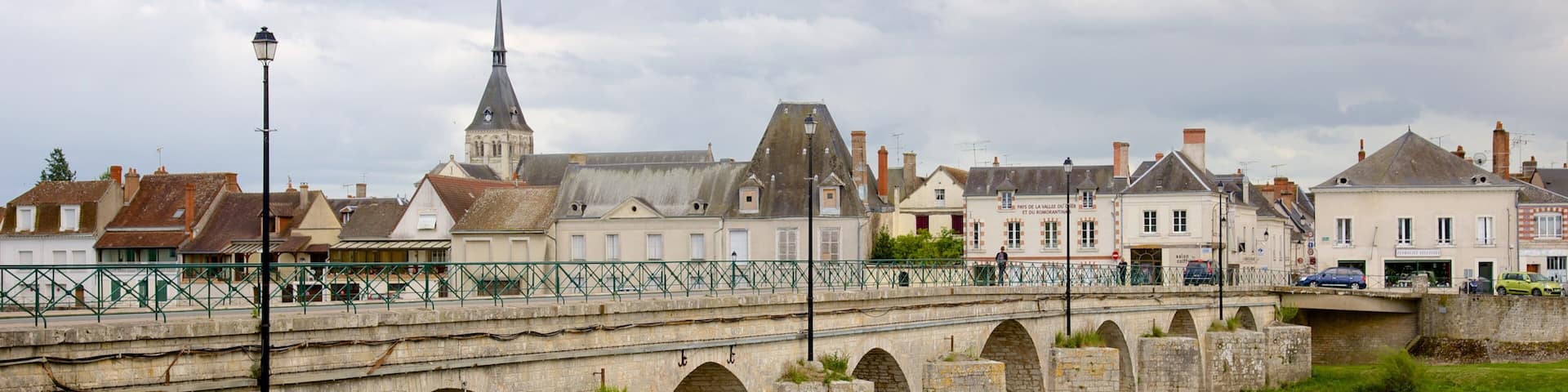 Selles-sur-Cher mostrando uma cidade pequena ou vila e uma ponte