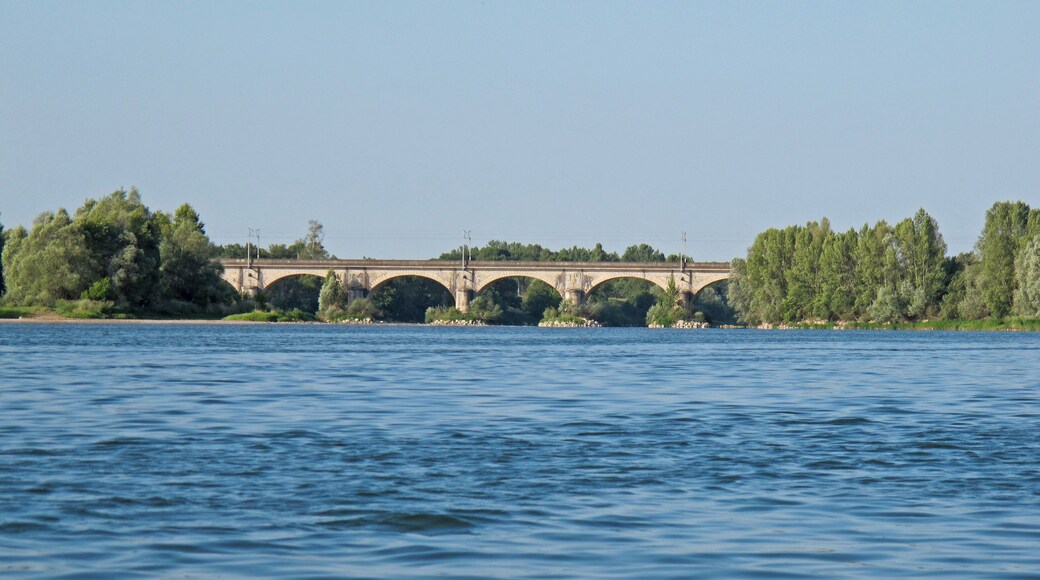 47°20'48.29"N 0°28'48.15"E
Le pont de chemin de fer de Cinq-Mars-la-Pile. Bridge railway Cinq-Mars-la-Pile.