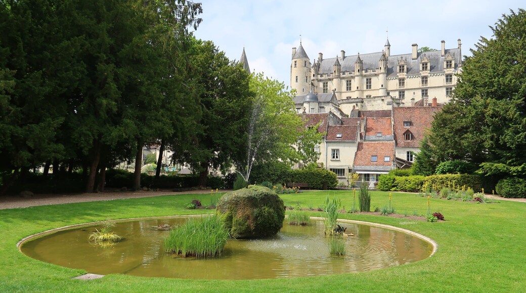 Logis royal du château de Loches vu depuis un jardin public, avec une fontaine (France)
