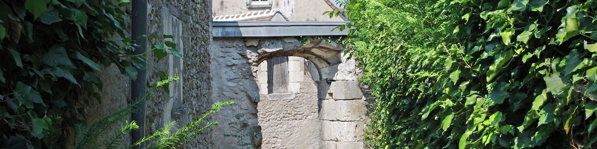 Esvres ou Esvres-sur-Indre (Indre-et-Loire) La porte de Malaguet a été créée au XVIIe siècle.