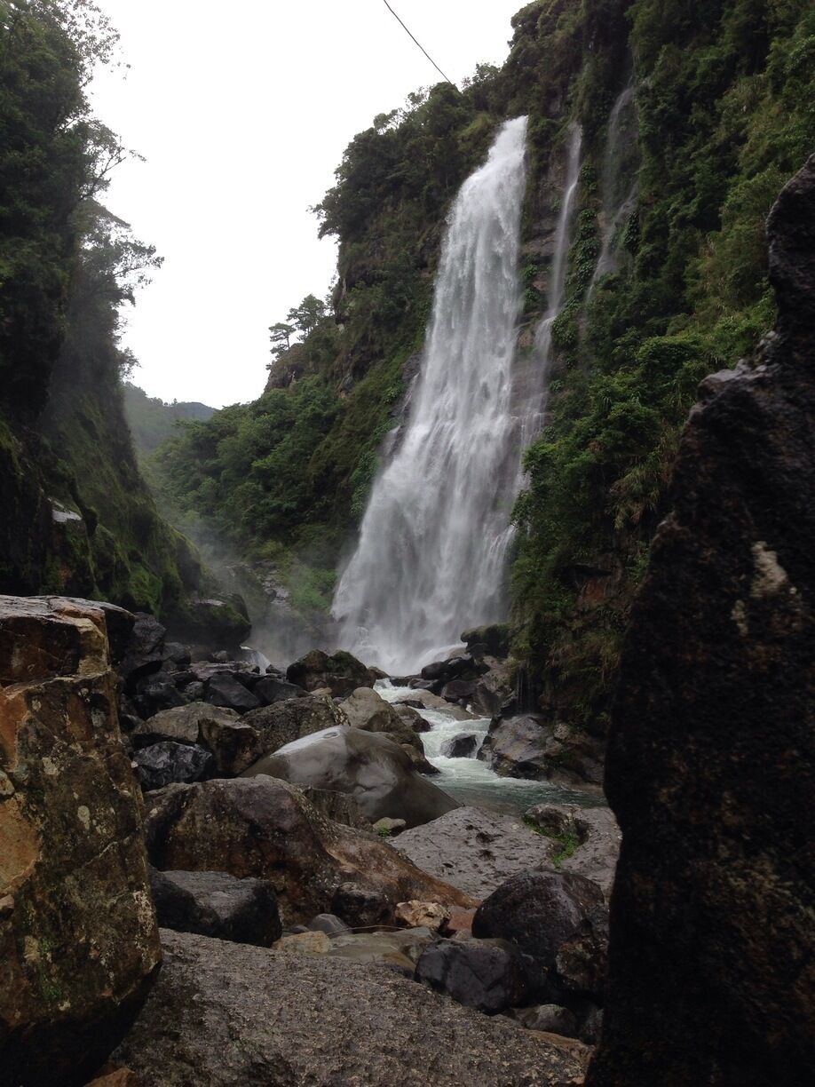 The long trek-hike will take you about an hour to reach this amazing falls from the town center where you will surely be experiencing being exhausted while enjoying the natures scenery. The down-pouring falls is about 200 feet tall splashing down on its basin pool having a below 15C.