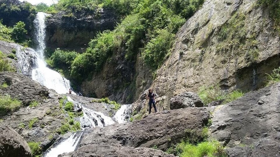 Just lay down in rocks with flowing water. Perfect sun bathing.