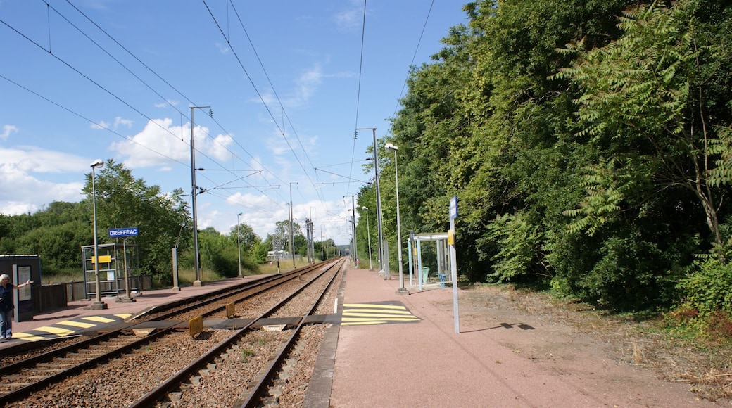 Gare de Drefféac, voies et quais en direction de Redon.