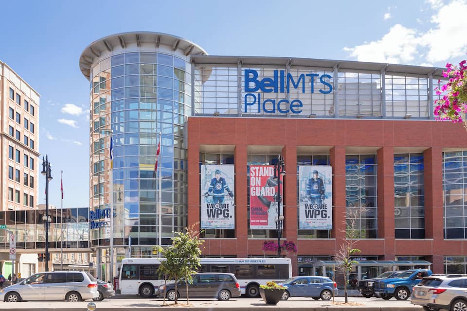 En moderne bygning med store glasfacader og skiltet "BellMTS Place".